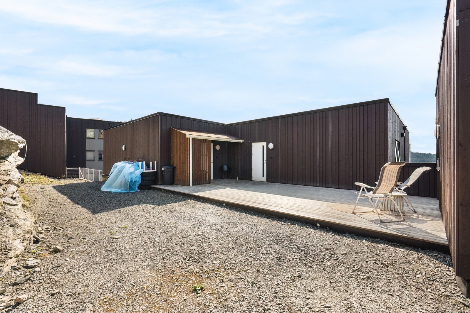 Ved inngangspartiet finner du en hyggelig uteplass hvor morgensolen kan nytes, samtidig som du har umiddelbar tilgang til flotte turområder rett utenfor døren. Galleribilde