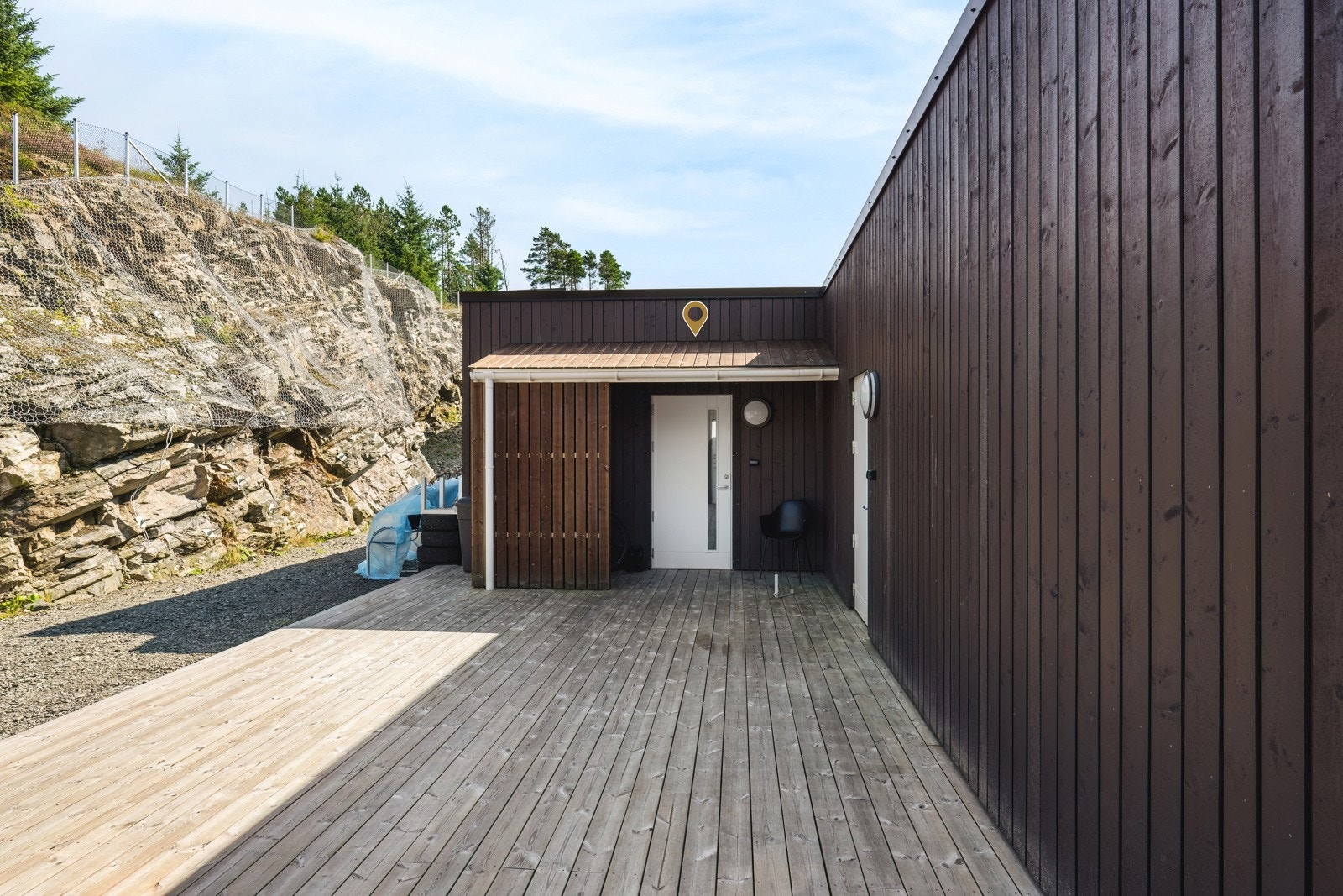 Ved inngangspartiet finner du en hyggelig uteplass hvor morgensolen kan nytes, samtidig som du har umiddelbar tilgang til flotte turområder rett utenfor døren. Galleribilde