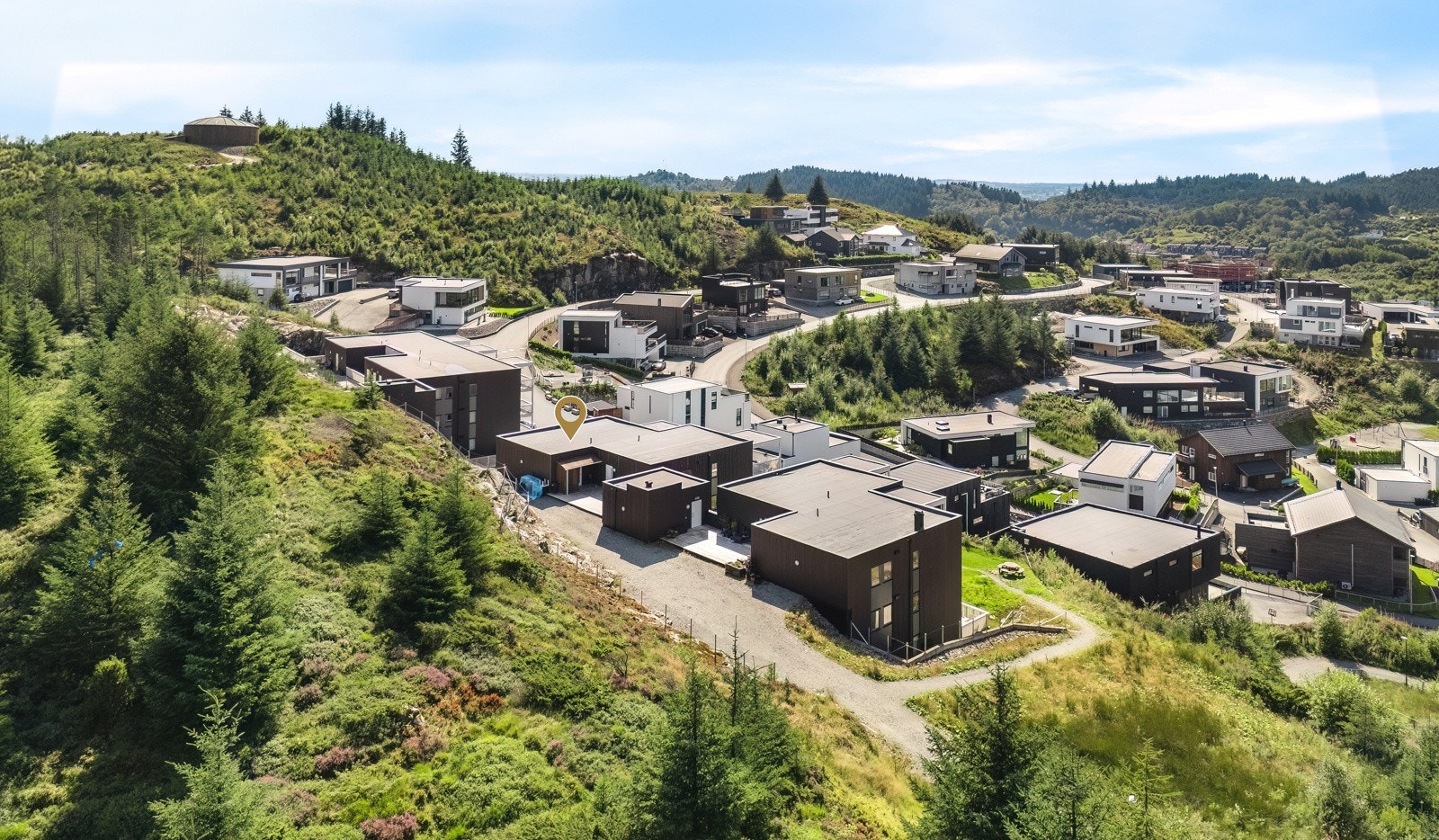 Leiligheten har en fantastisk beliggenhet på toppen av Sveiven i Skåredalen, med nydelig utsikt over dalen og opp mot Tømmerdalen. Galleribilde