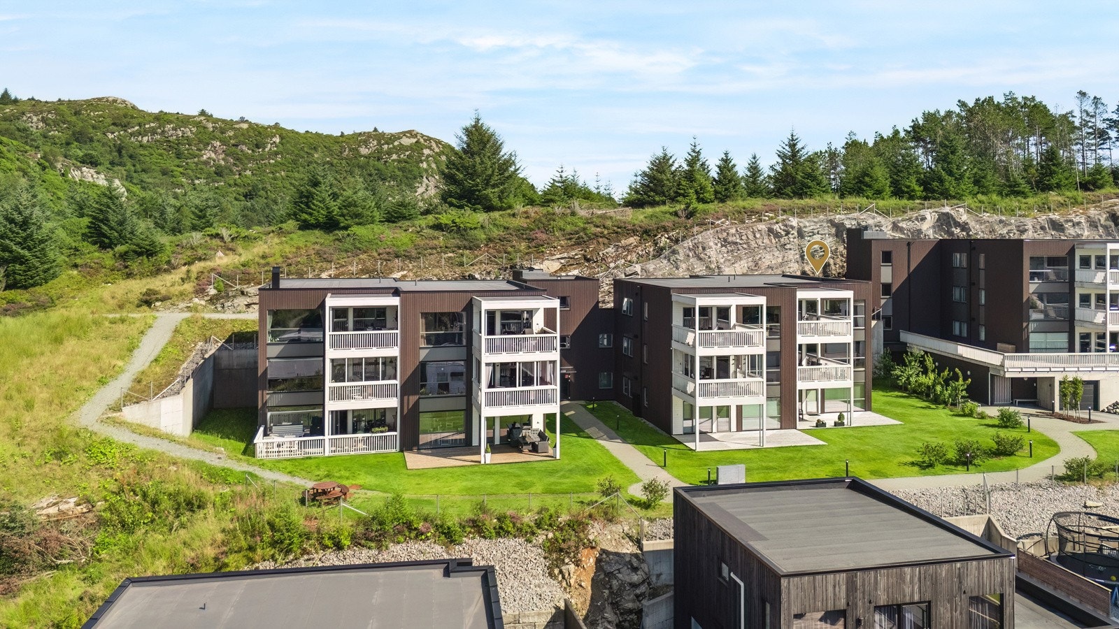 Fra boligen er det også kort vei til dagligvare, skoler, barnehager og øvrige servicetilbud. Raglamyr med sitt brede utvalg av butikker og fasiliteter ligger kun en kort kjøretur unna. Galleribilde
