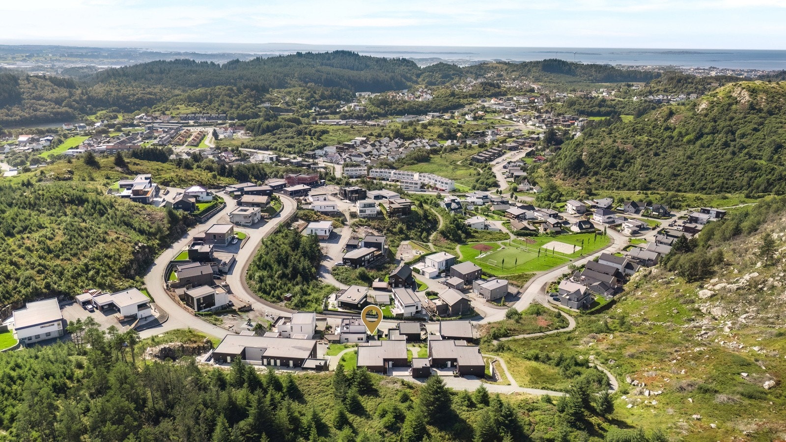 Like utenfor finner du en lekeplass med apparater for de minste, og i nabolaget er det både flere lekeplasser, basketballbane og fotballbane. Området er stille, trygt og svært barnevennlig - et attraktivt sted å bo for både små og store. Galleribilde