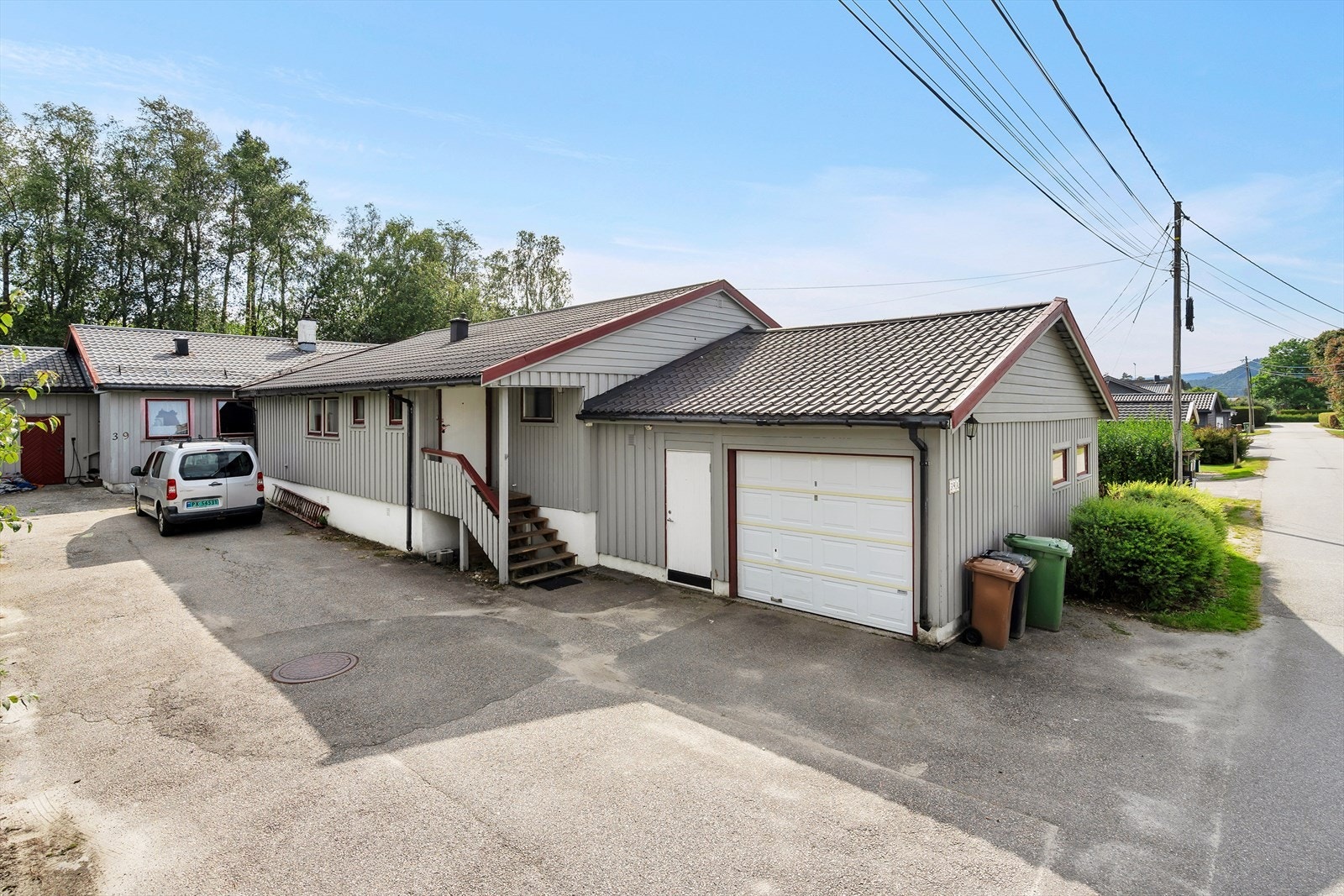 God plass til parkering i garasje og asfaltert gårdstun Galleribilde