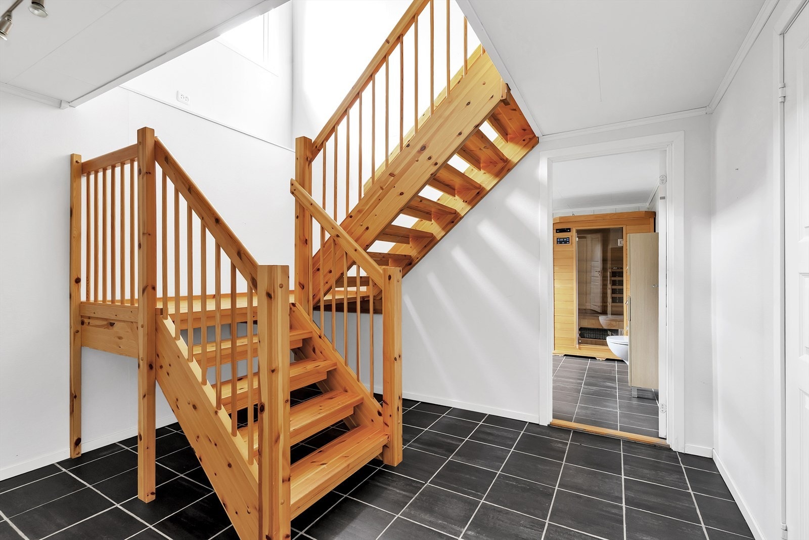 Trapp til kjeller Galleribilde