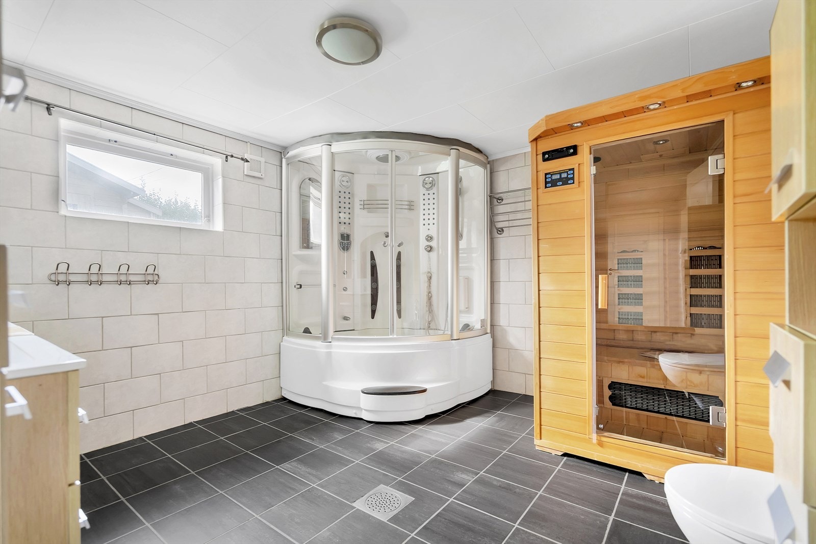 Modernisert bad med vegghengt toalett,
badstu og dusj Galleribilde