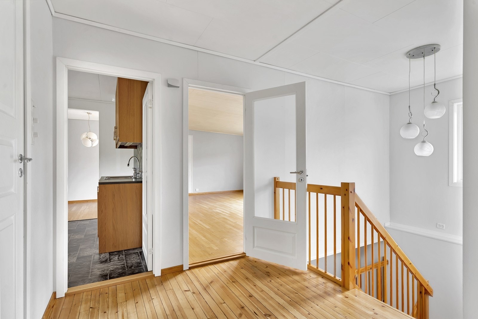 Gang med trapp til kjeller Galleribilde