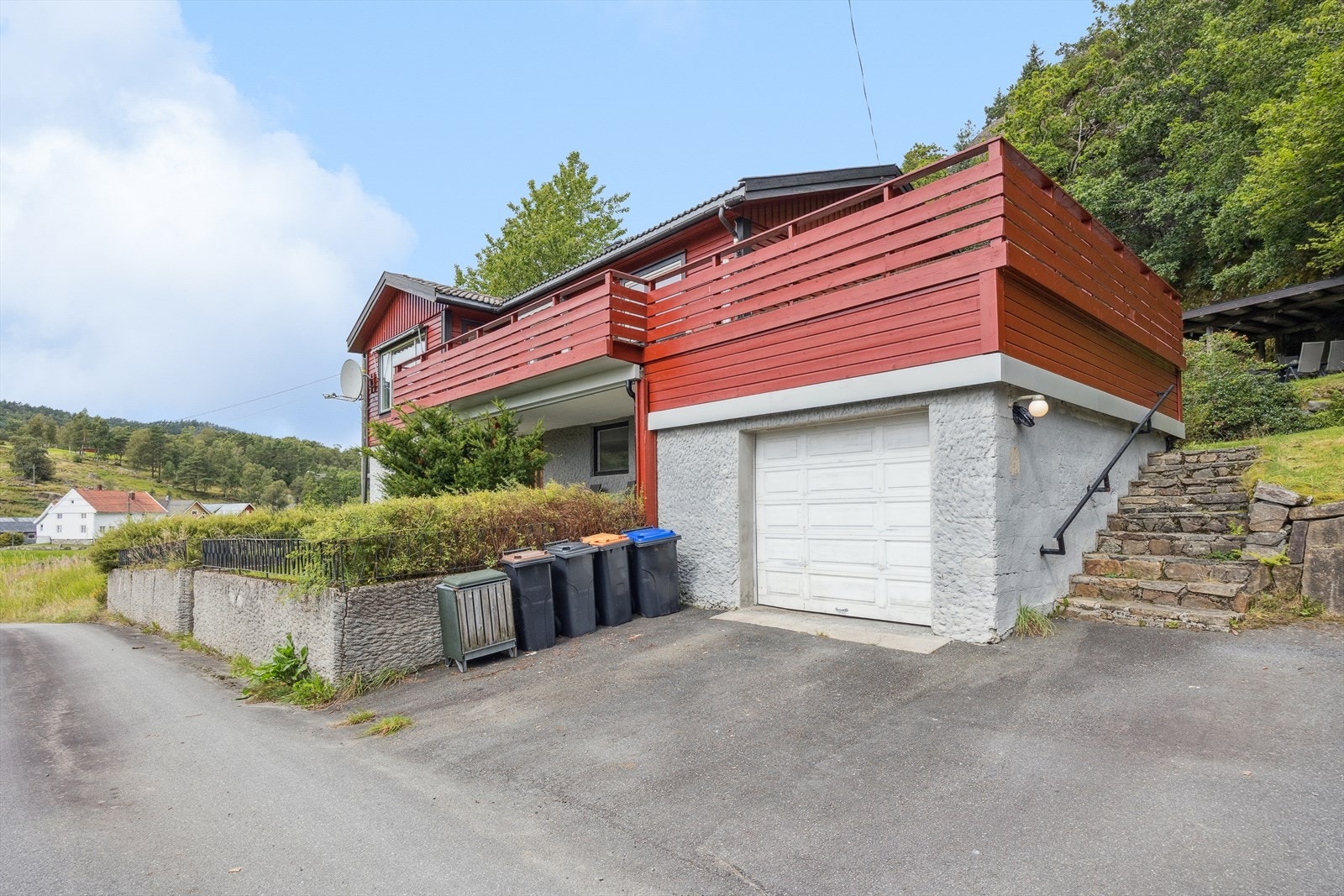 Godt med parkering på eget tun. Galleribilde