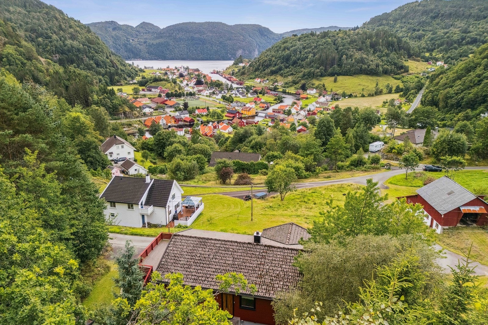 Eiendomsmegler MNEF Anita Cecilie Gabrielsen ønsker velkommen til Birkeland 33! Galleribilde