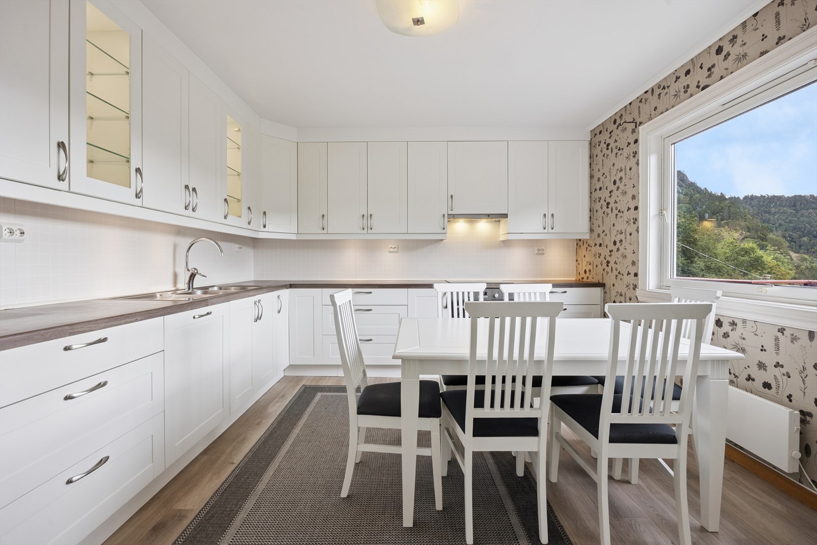 Nyere kjøkken med integrerte hvitevarer, med unntak av kjøl- og fryseskap. Alle hvitevarer medfølger. Galleribilde