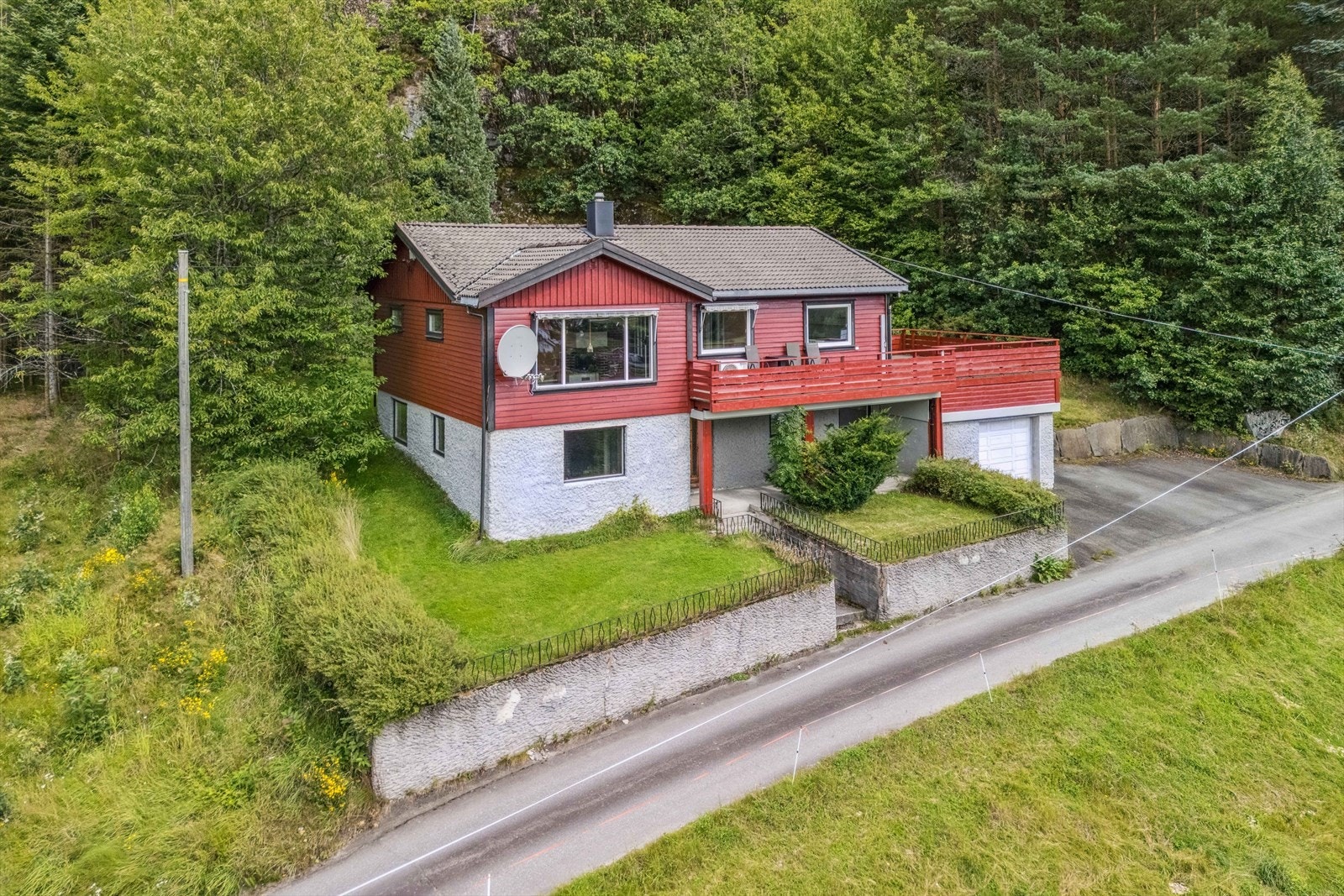 Boligen har parkering på egen eiendom, samt inngangsparti foran og bak. Galleribilde