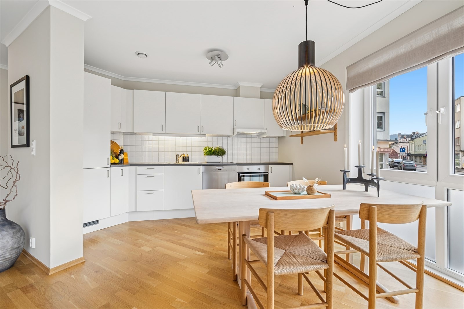 Moderne kjøkken med slette hvite fronter Galleribilde