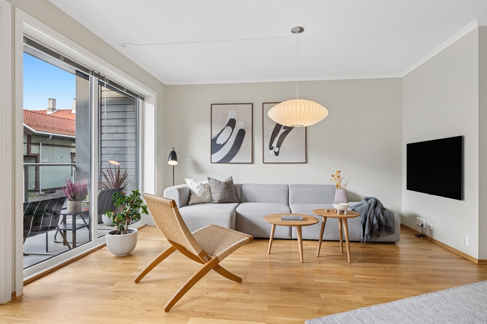 Stilren stue med god sitteplass og store vinduer ut mot egen veranda Galleribilde