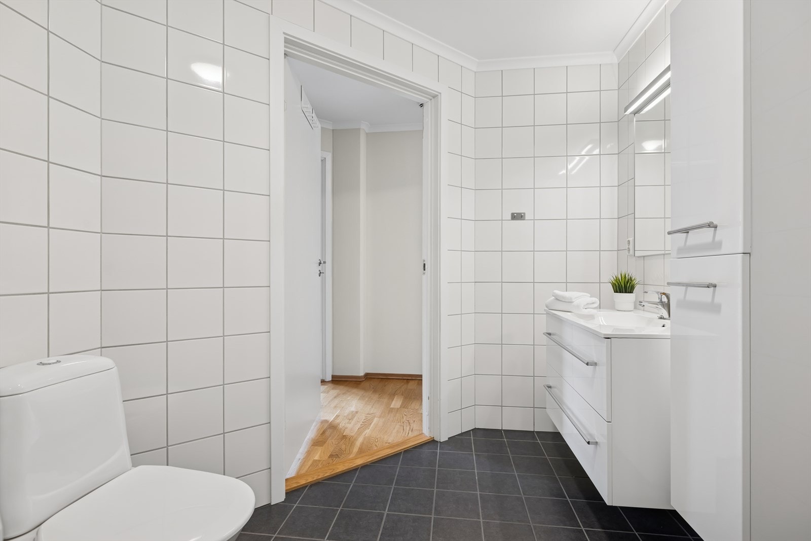 Bad har fliser på gulv og vegger Galleribilde