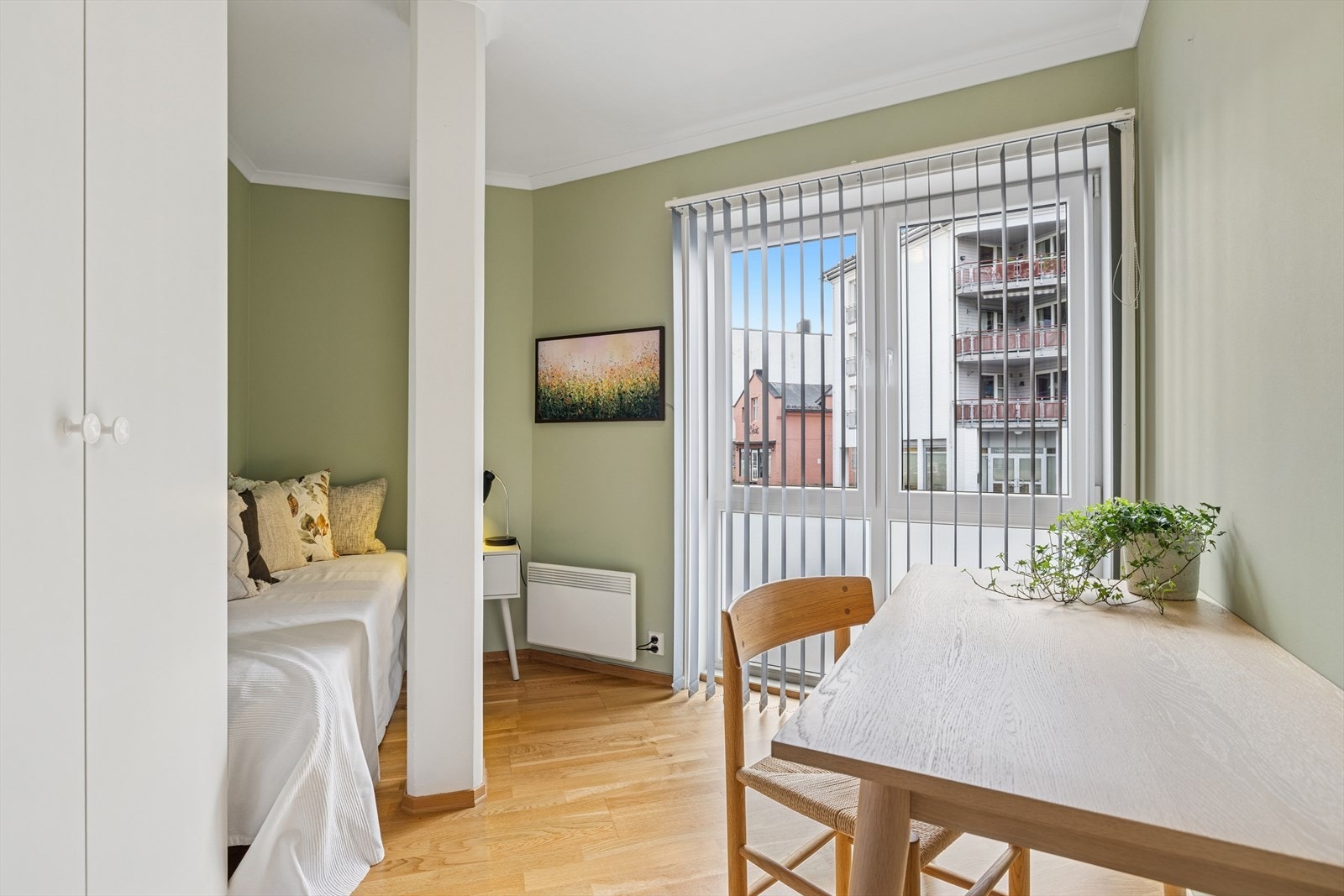 Soverom ll med plass til garderobeskap og pult Galleribilde