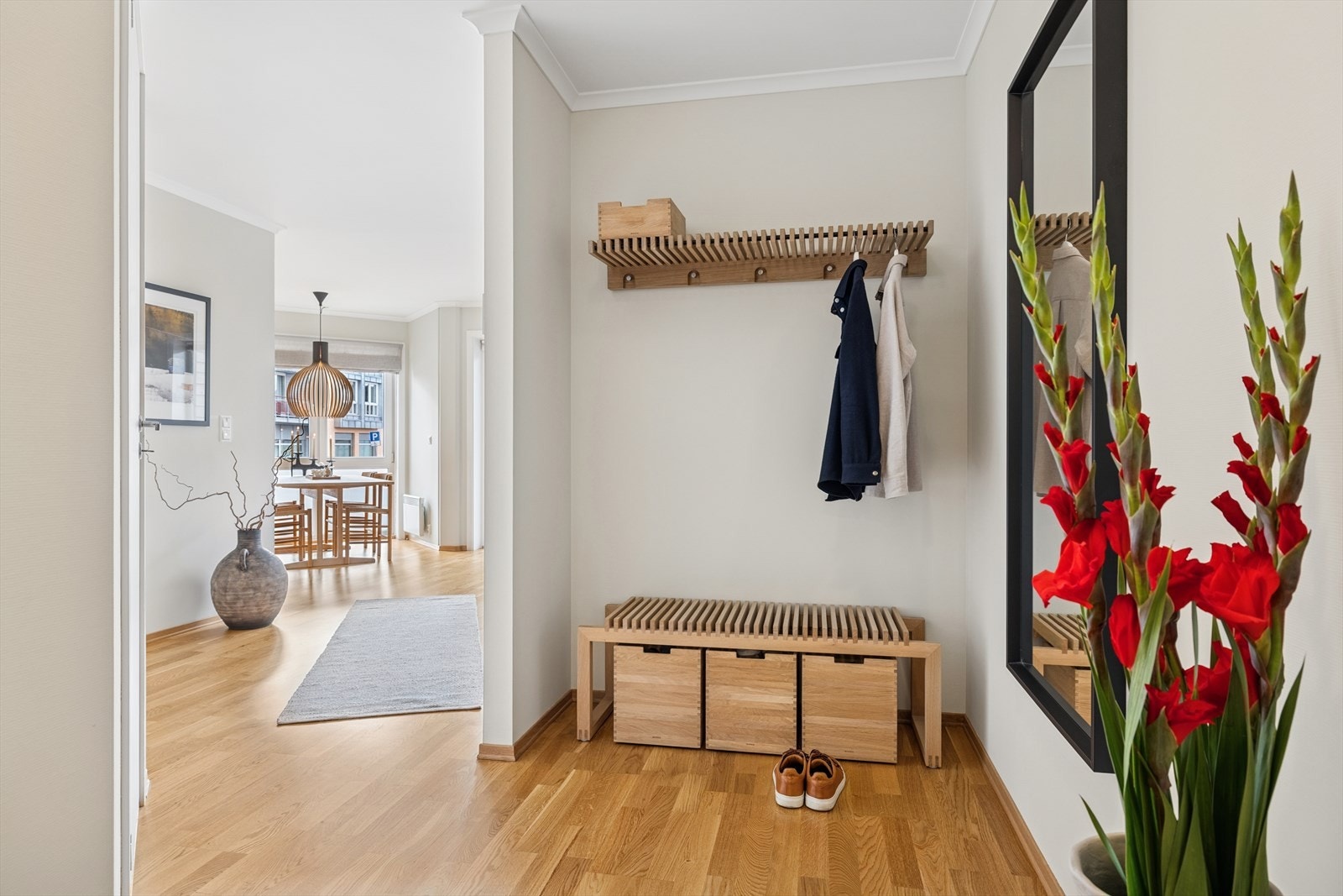 Stor entré med god plass for sko og jakker Galleribilde