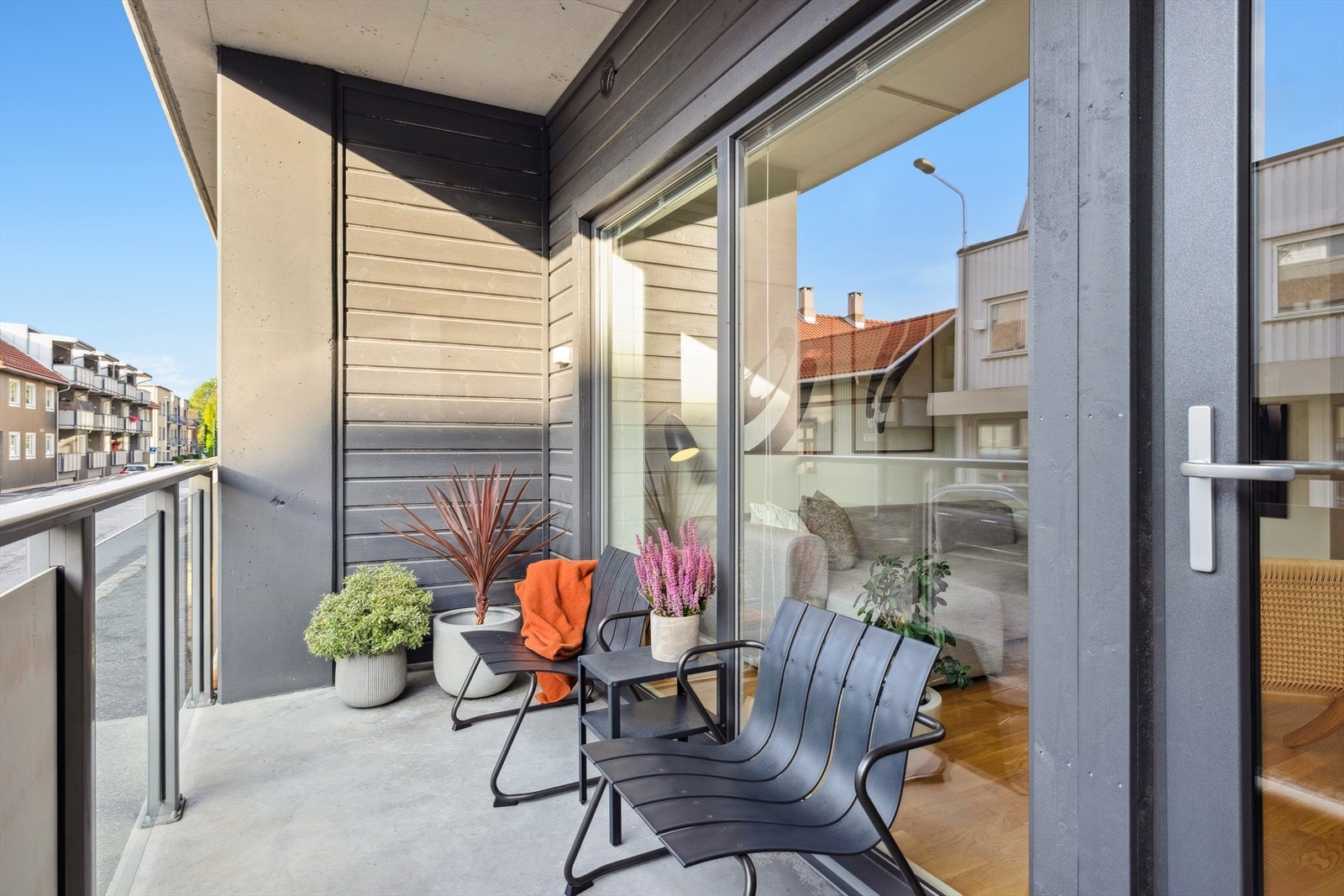 Flott veranda med glassrekeverk Galleribilde