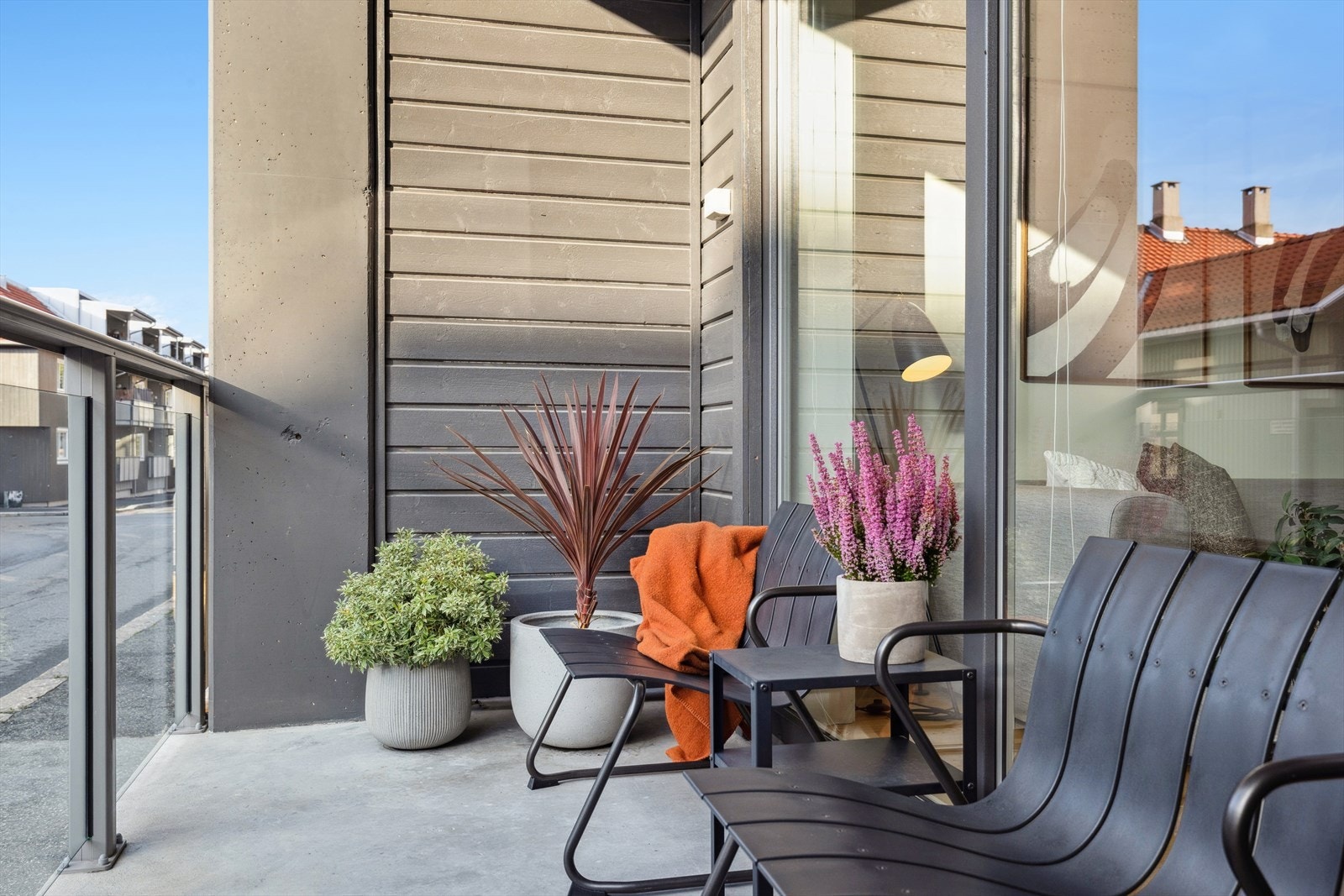 Flott veranda med glassrekeverk Galleribilde