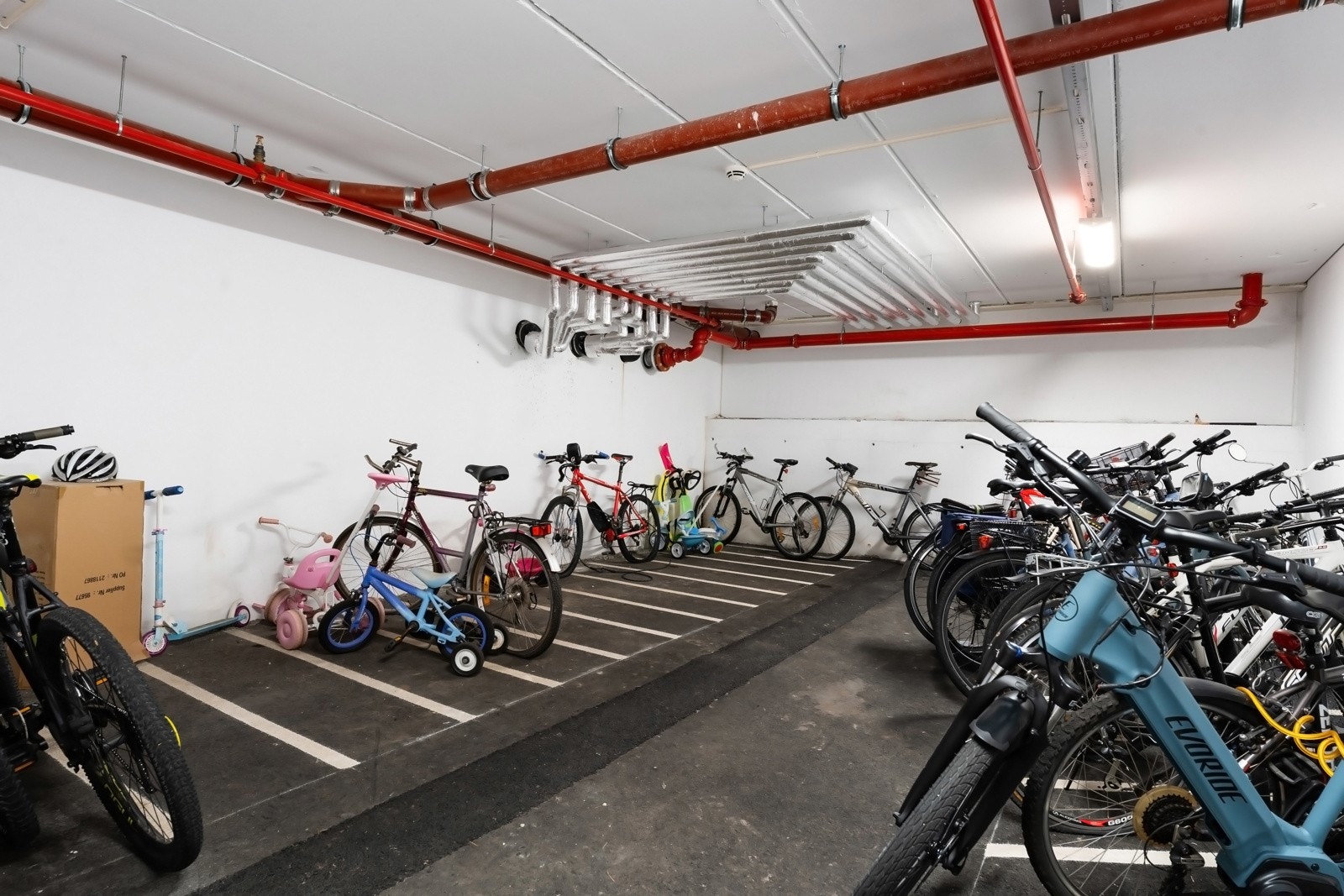Felles sykkelparkering i kjeller Galleribilde