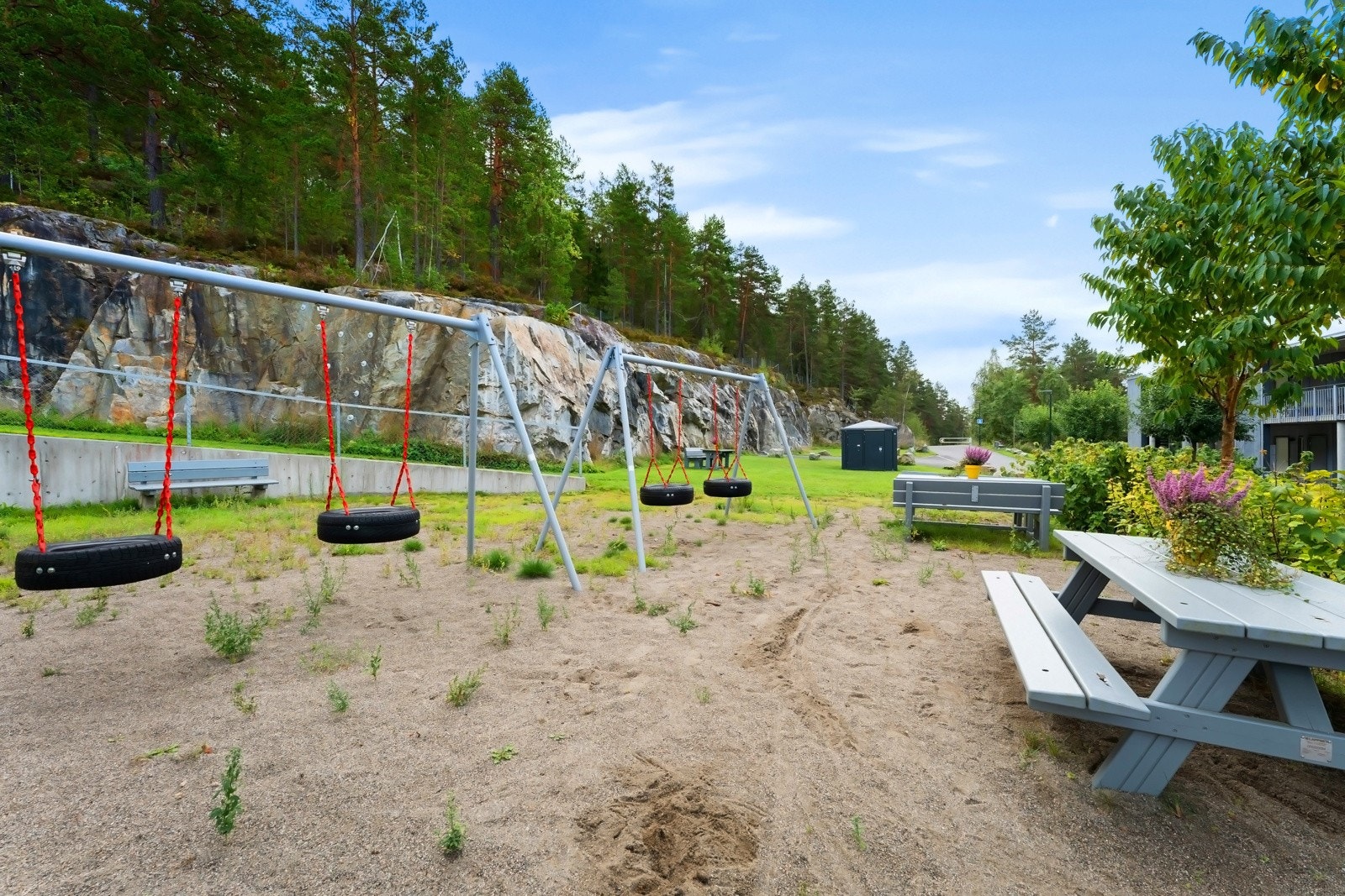 Sittebenker og lekeplasser Galleribilde