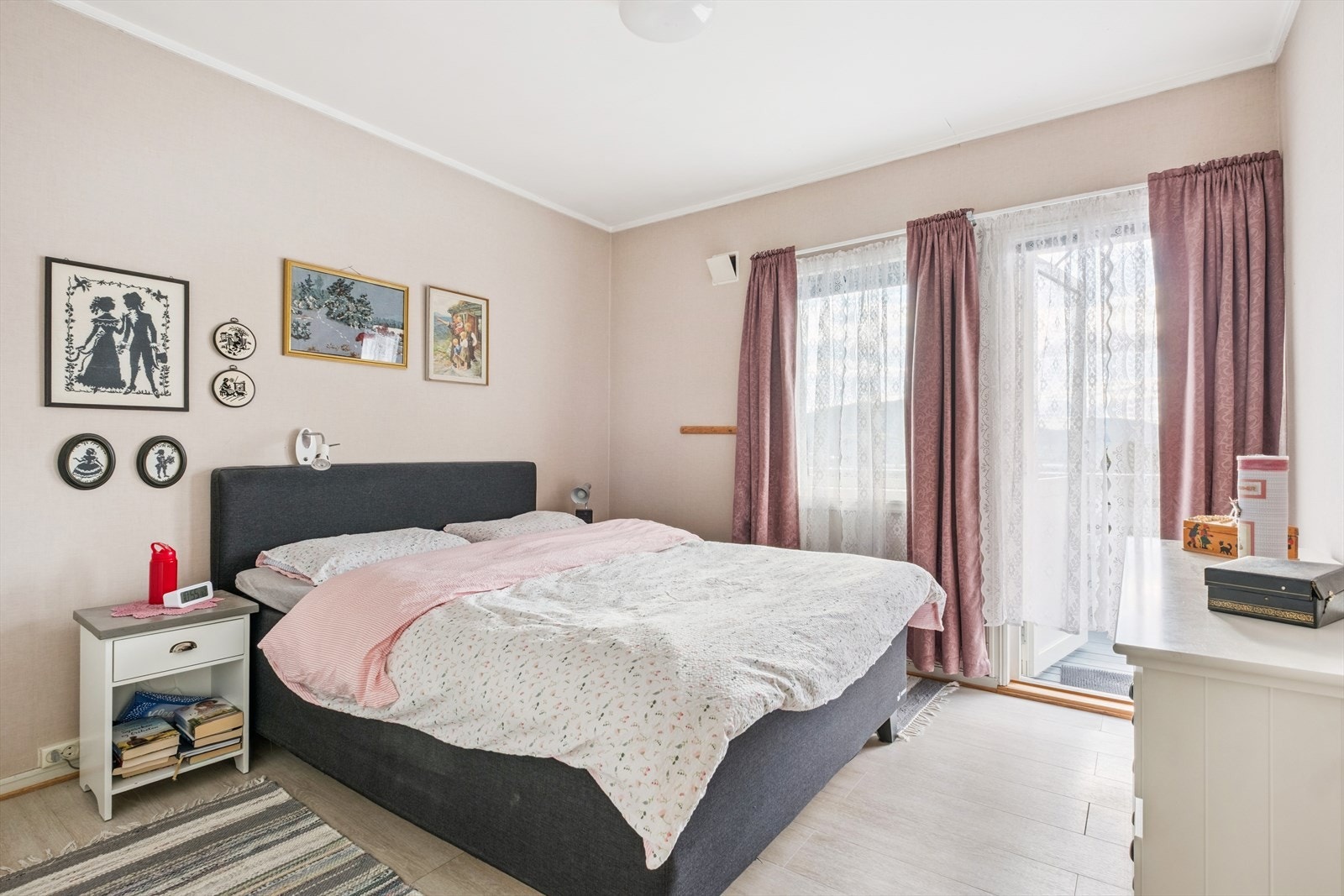 Boligen har fire gode soverom. Hovedsoverommet har god plass til dobbeltseng og garderobe. Her vil man også ha utgang til balkong Galleribilde