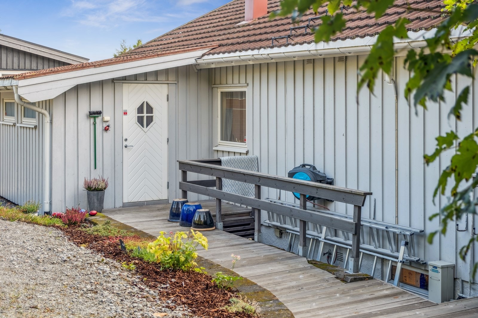 Praktisk rampe som tar deg inn på boligens bad i 1.etasje Galleribilde