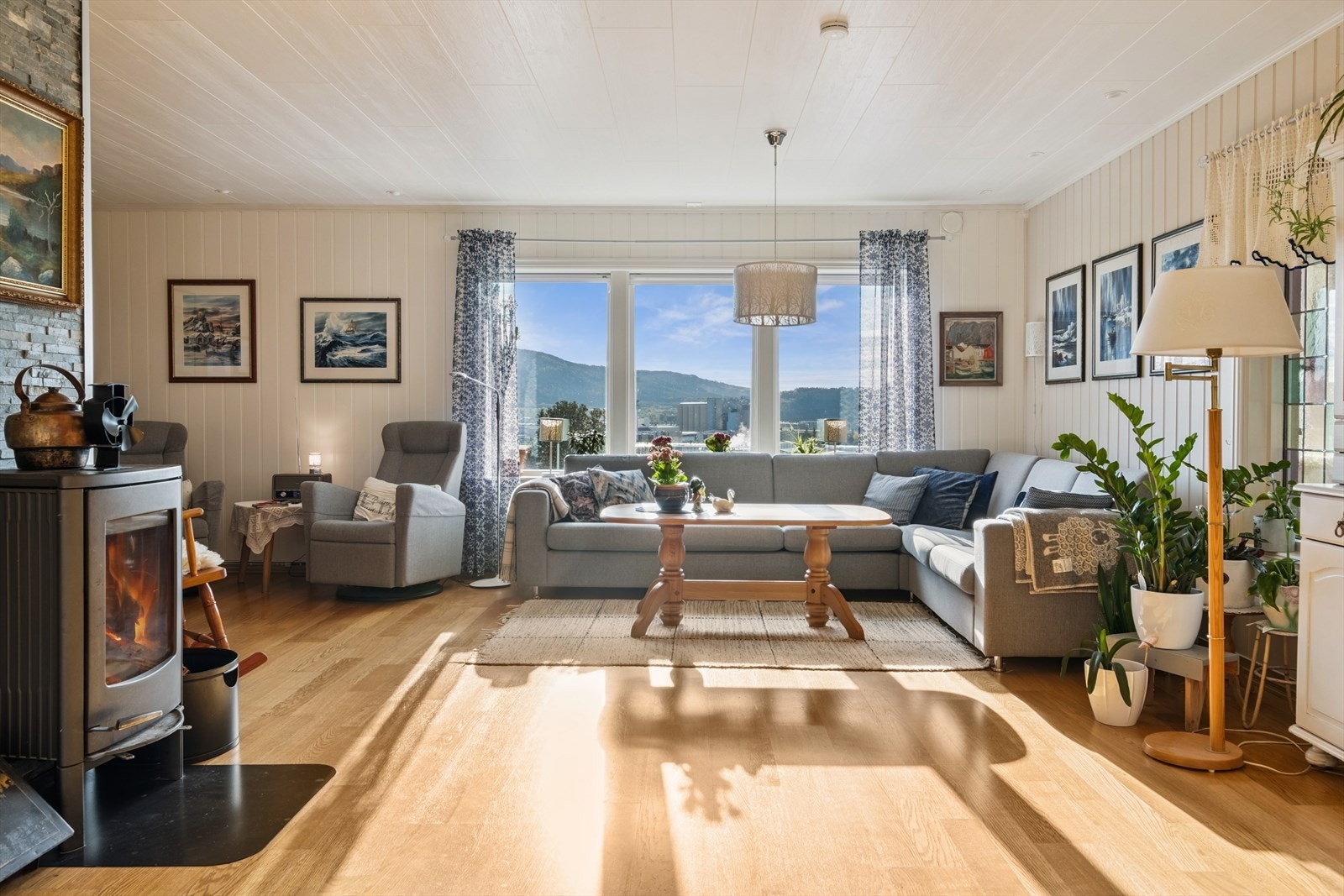 Lys og luftig stue med store vindusflater som slipper det naturlige sollyset inn Galleribilde