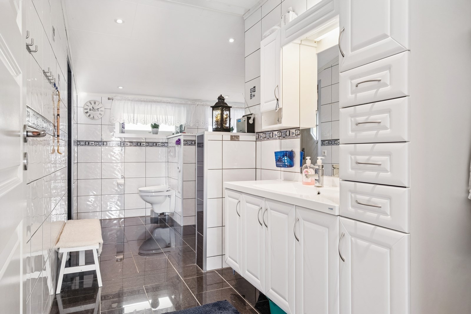 Boligen har to romslige bad. Dette ligger i øverste etasje og har direkte utgang på baksiden av huset Galleribilde