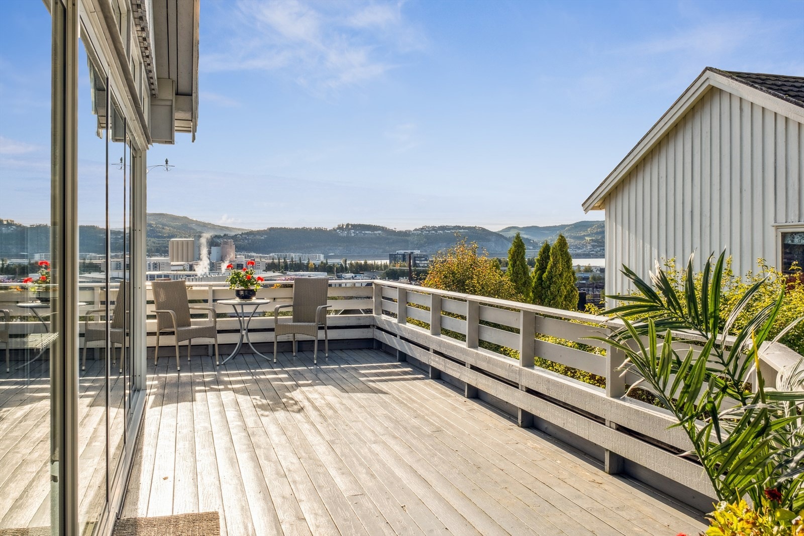 Solrik verandaen hvor man vil ha god plass til utemøbler og grill Galleribilde