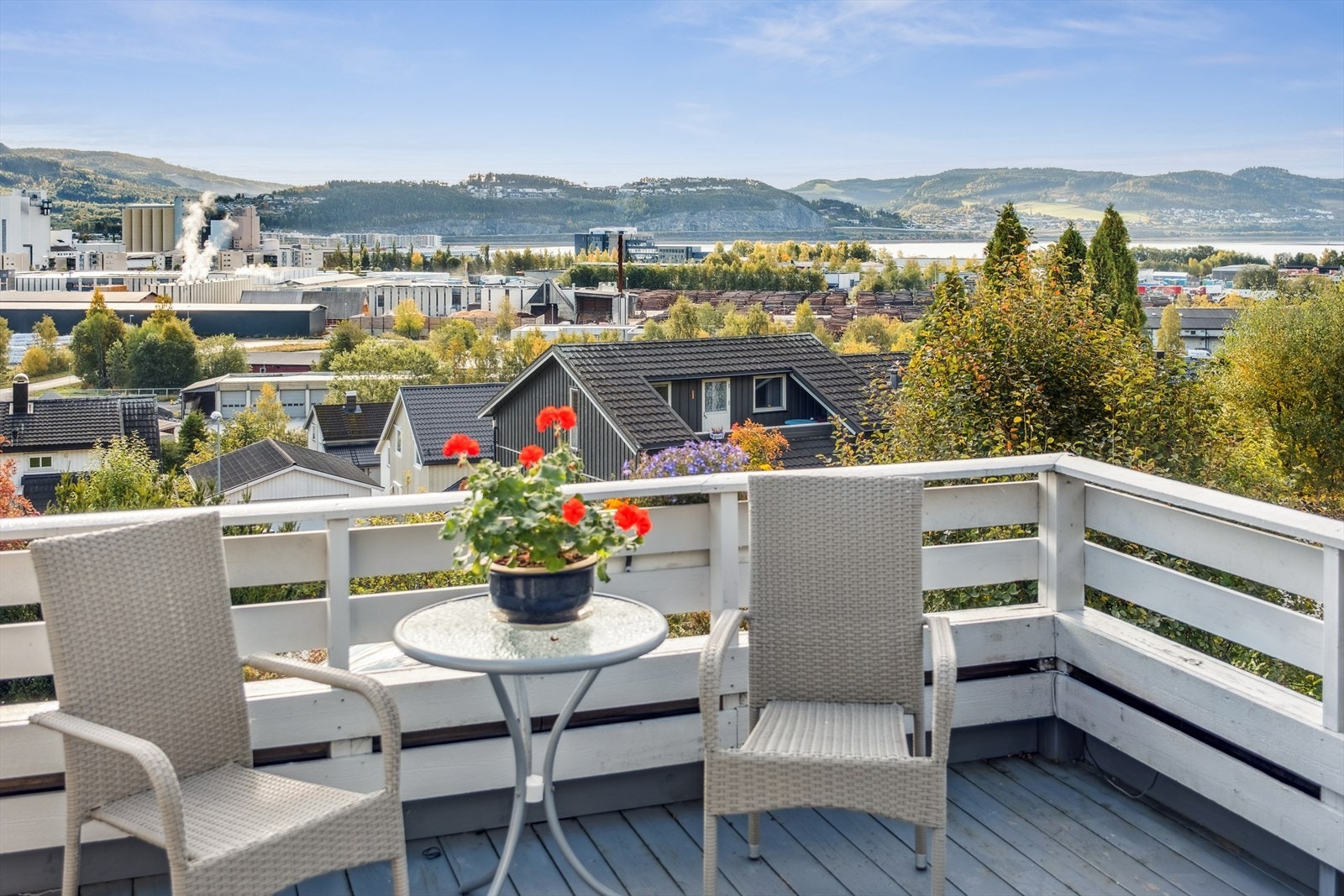 Solrik terrasse med nydelig utsikt mot Steinkjer sentrum og Beitstadfjorden - her kan du nyte lange sommerdager Galleribilde