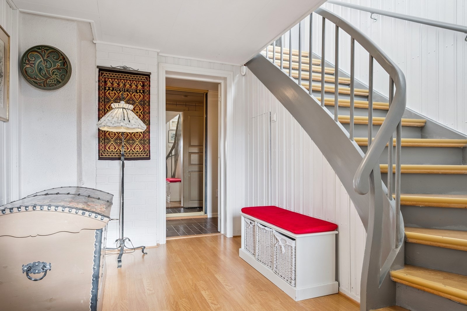 Gang i sokkeletasje Galleribilde