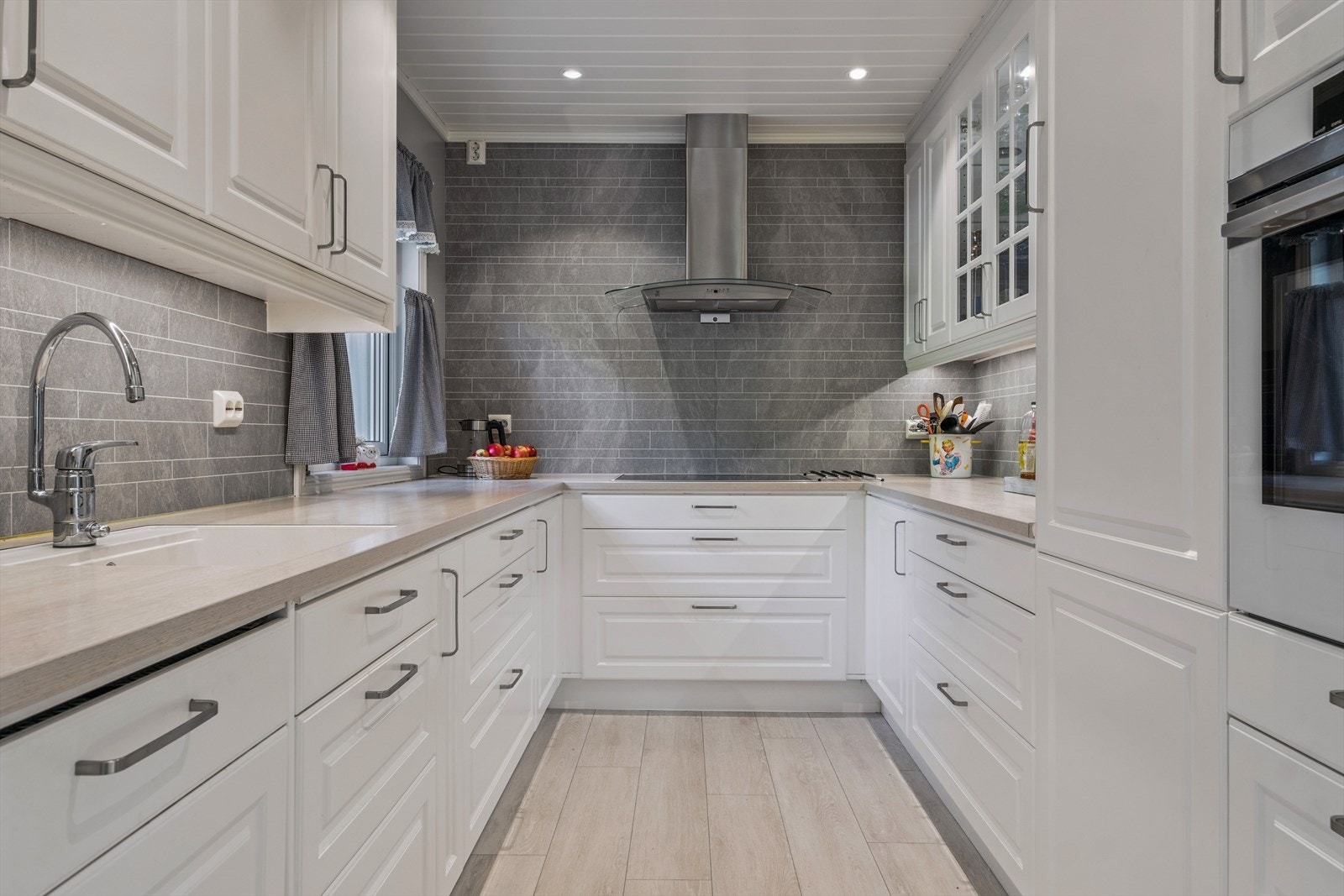 Kjøkkenløsningen er praktisk utformet for å gjøre matlagingen effektiv og trivelig. Galleribilde