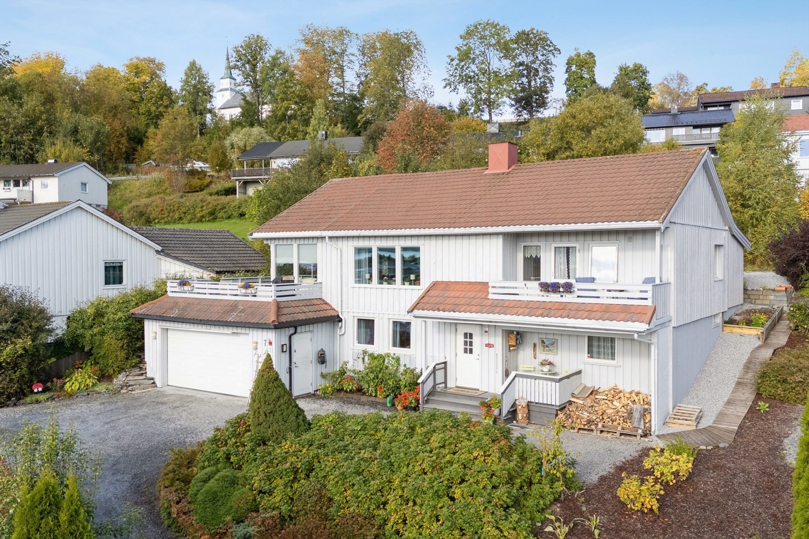 Eiendommen er opparbeidet med flere solrike uteplasser, fin beplantning og stort gårdsrom til parkering Galleribilde