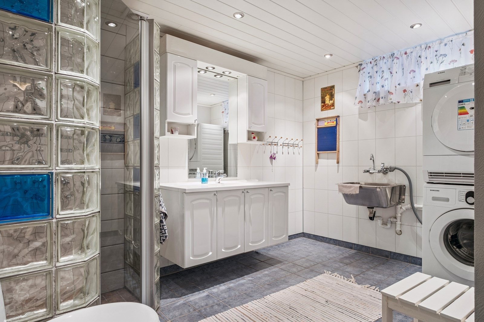 Flislagt bad- og vaskerom i sokkeletasje Galleribilde