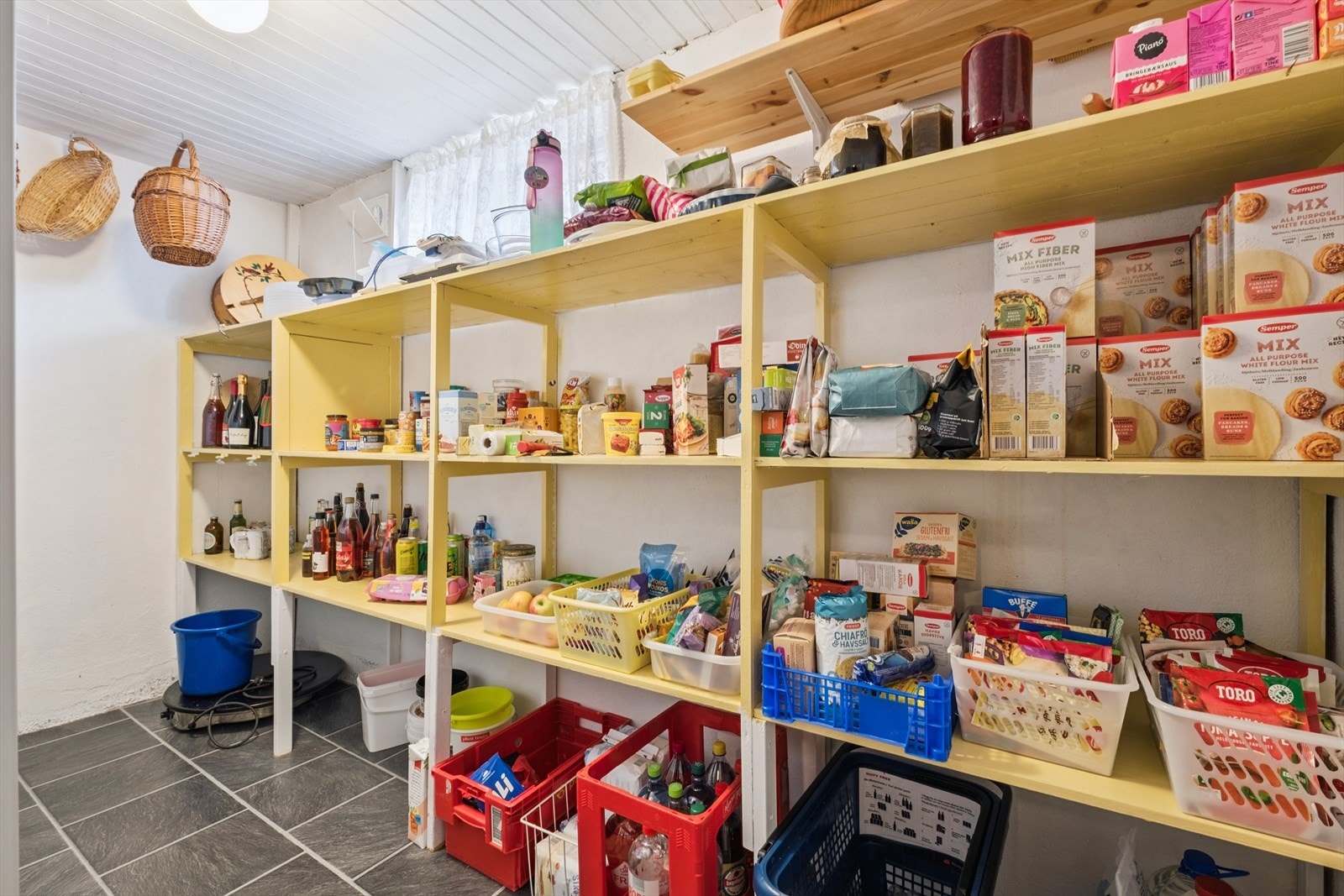 Boligen har godt med lagringsplass - her ved en praktisk matbod Galleribilde