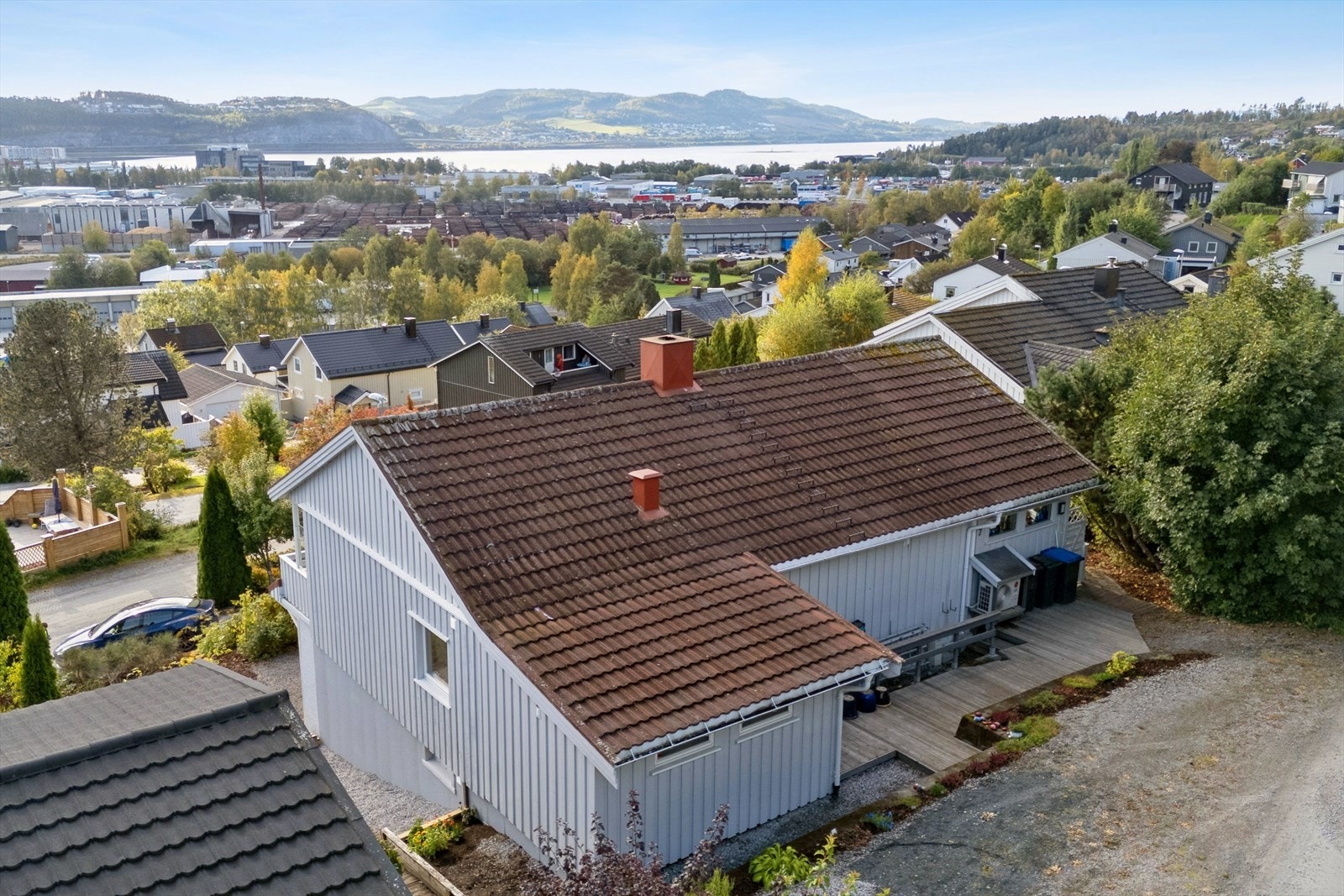 Det er opparbeidet parkeringsplass på oppsiden av boligen med påbygd rampe Galleribilde