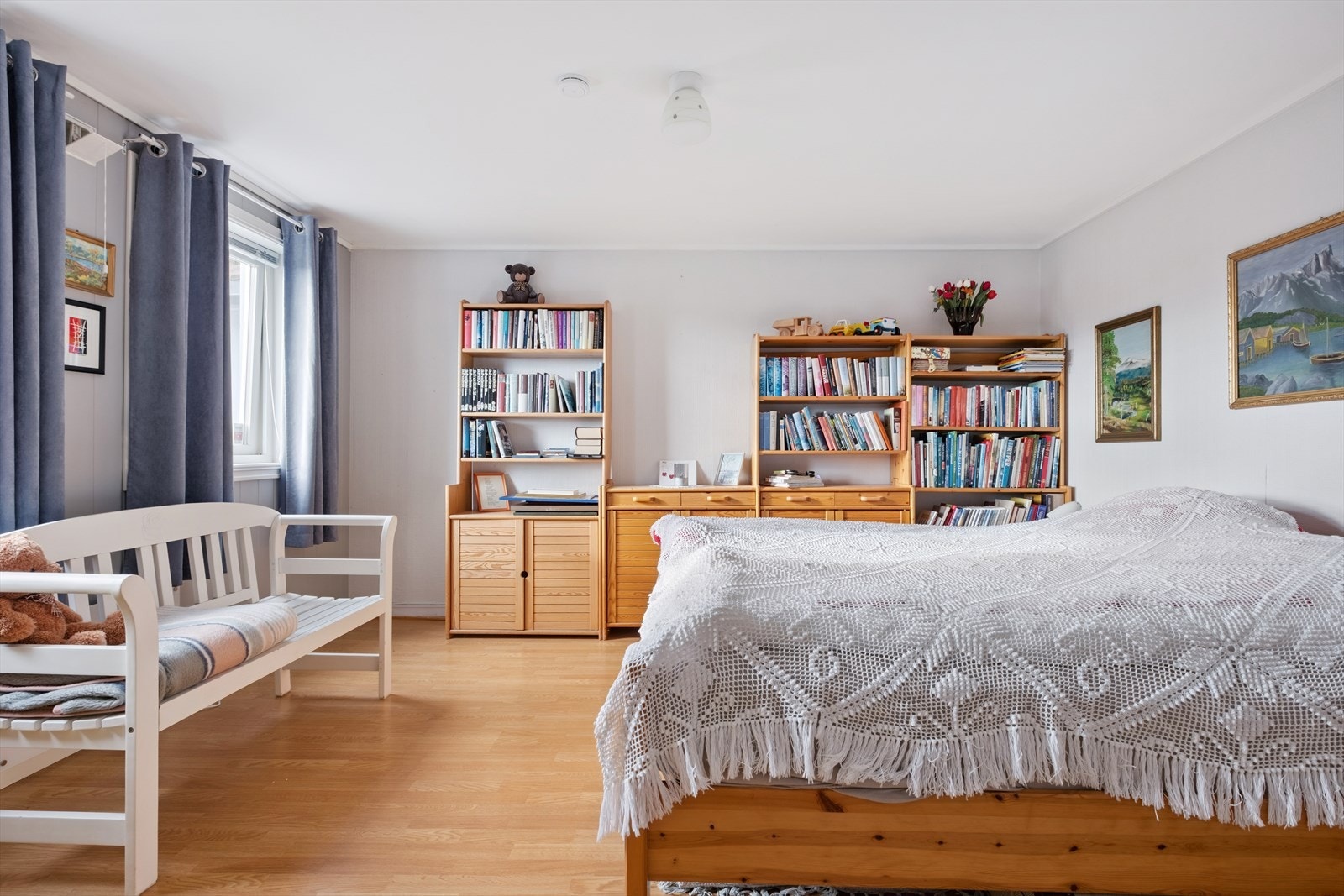 Alle soverommene har gode lysforhold og en behagelig atmosfære som gjør dem lette å møblere og trives i. Galleribilde