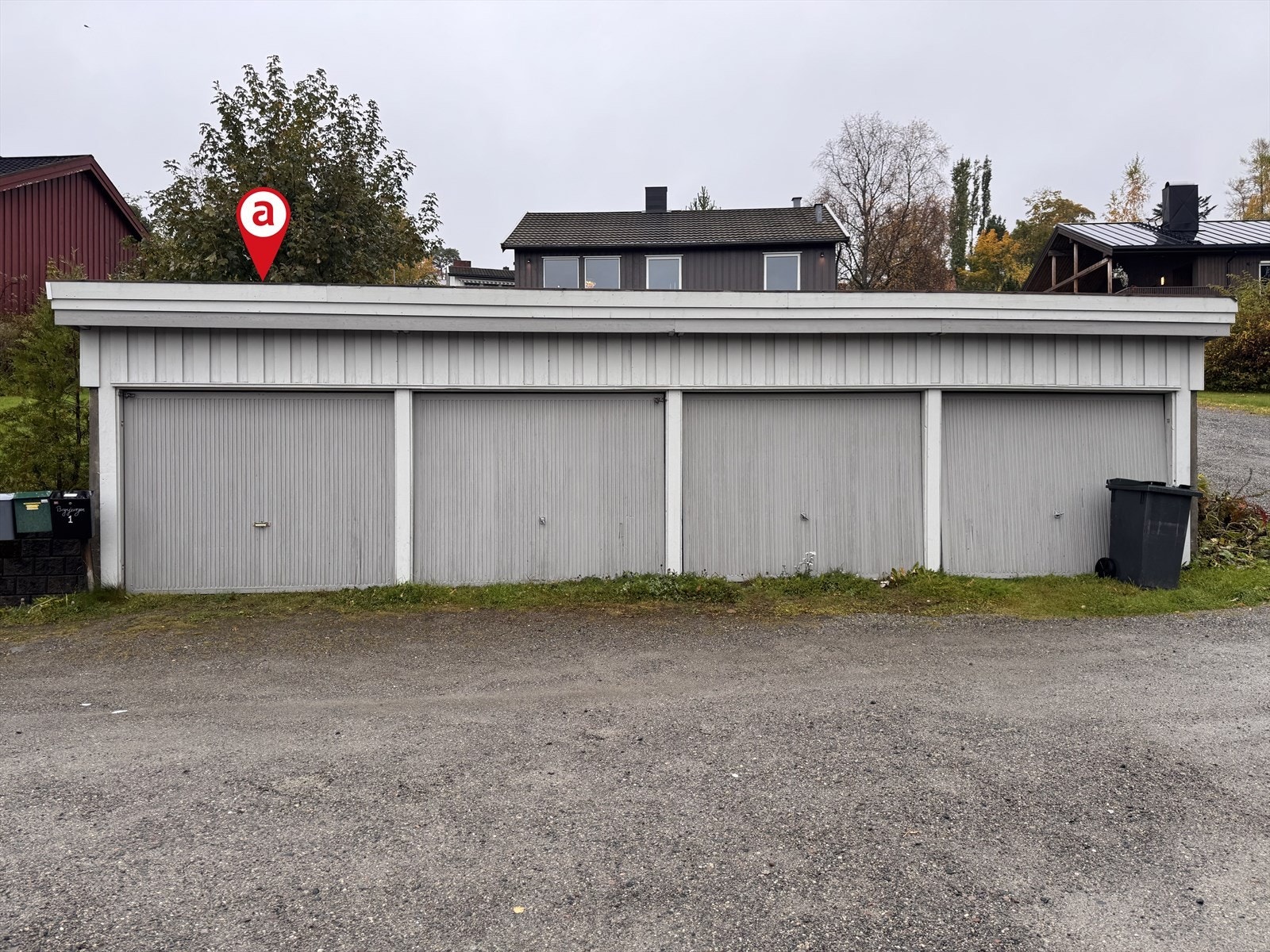 Garasjen til venstre følger med Galleribilde