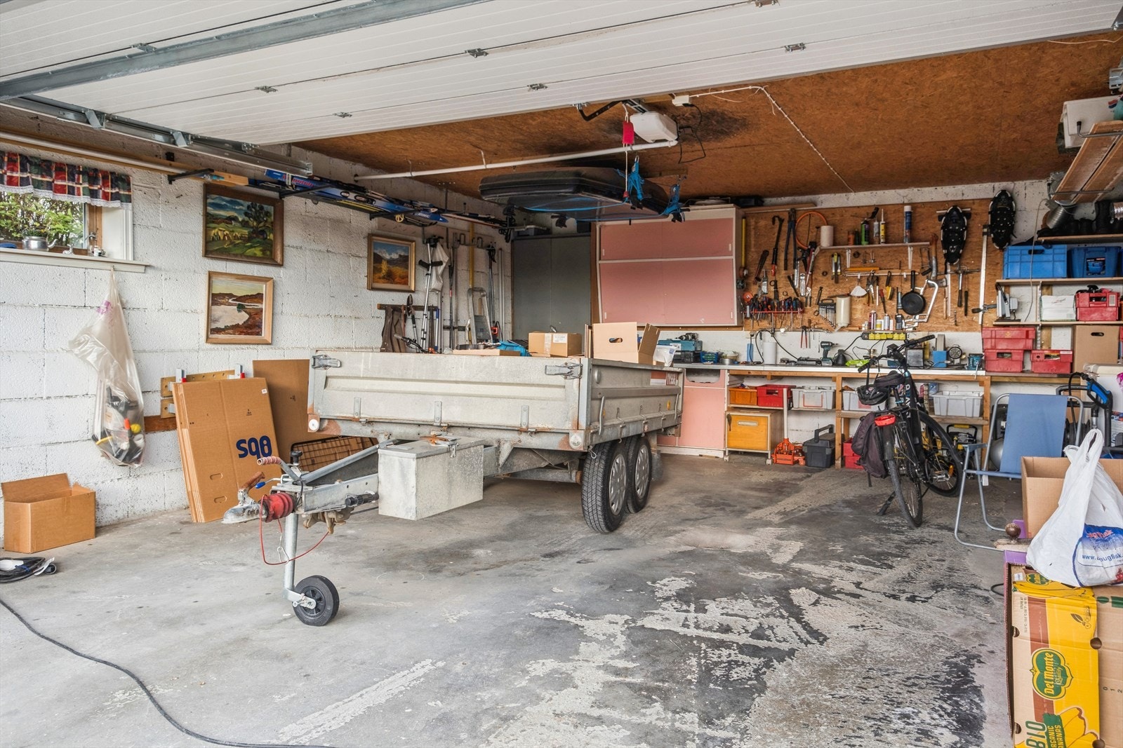 Romslig garasje med elektrisk port og god boltringsplass Galleribilde