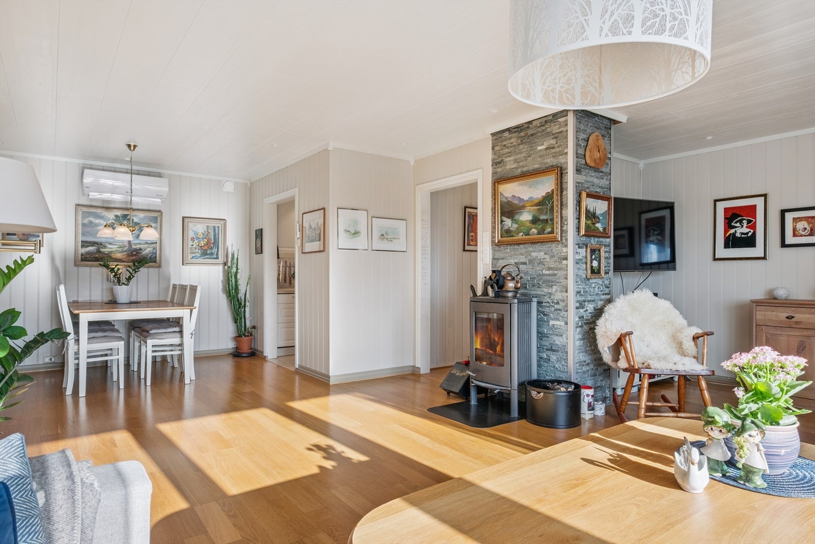 Stuen varmes opp av både vedovn og varmepumpe Galleribilde