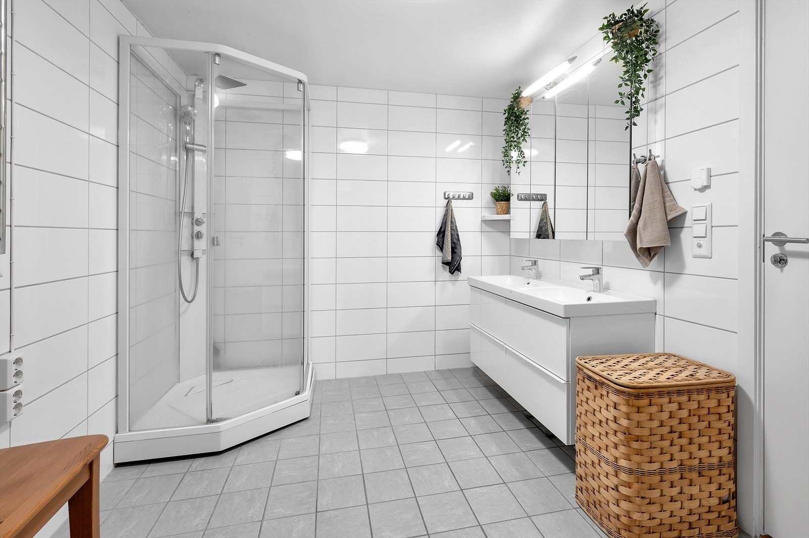 Pent flislagt bad i tidløs utforming. Her er det vannbåren varme i gulv. Galleribilde