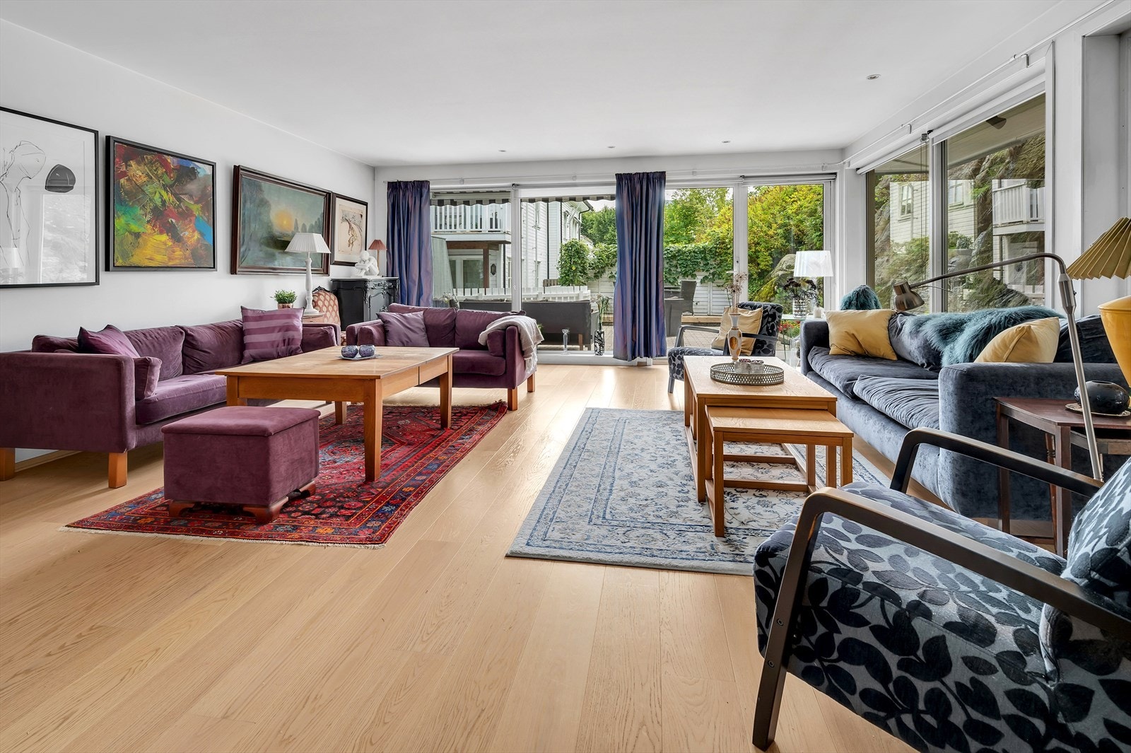 Store vindusflater er gjennomgående og gir en fantastisk romfølelse. Galleribilde