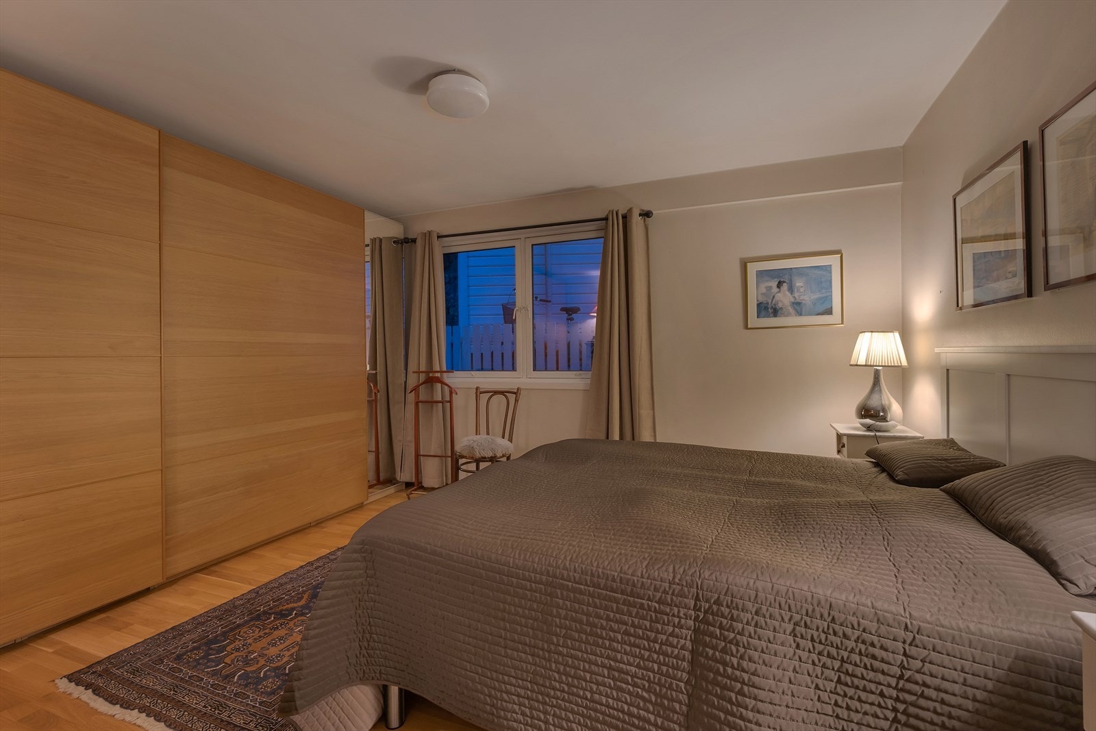 Soverom 1 har god plass til dobbeltseng og ønsket møblement. Galleribilde