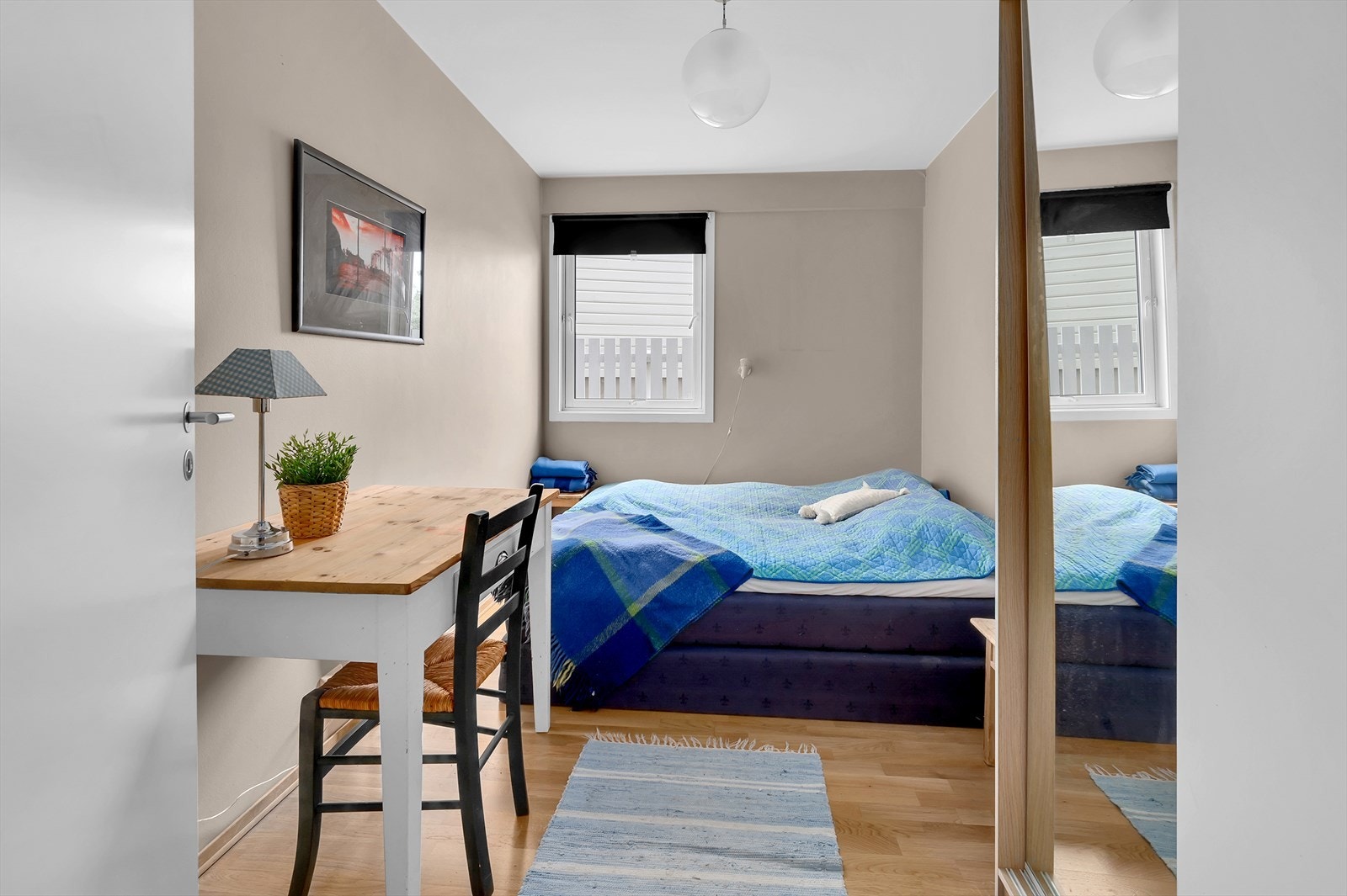 Soverom 2 har også dobbeltseng og garderobeskap. Galleribilde