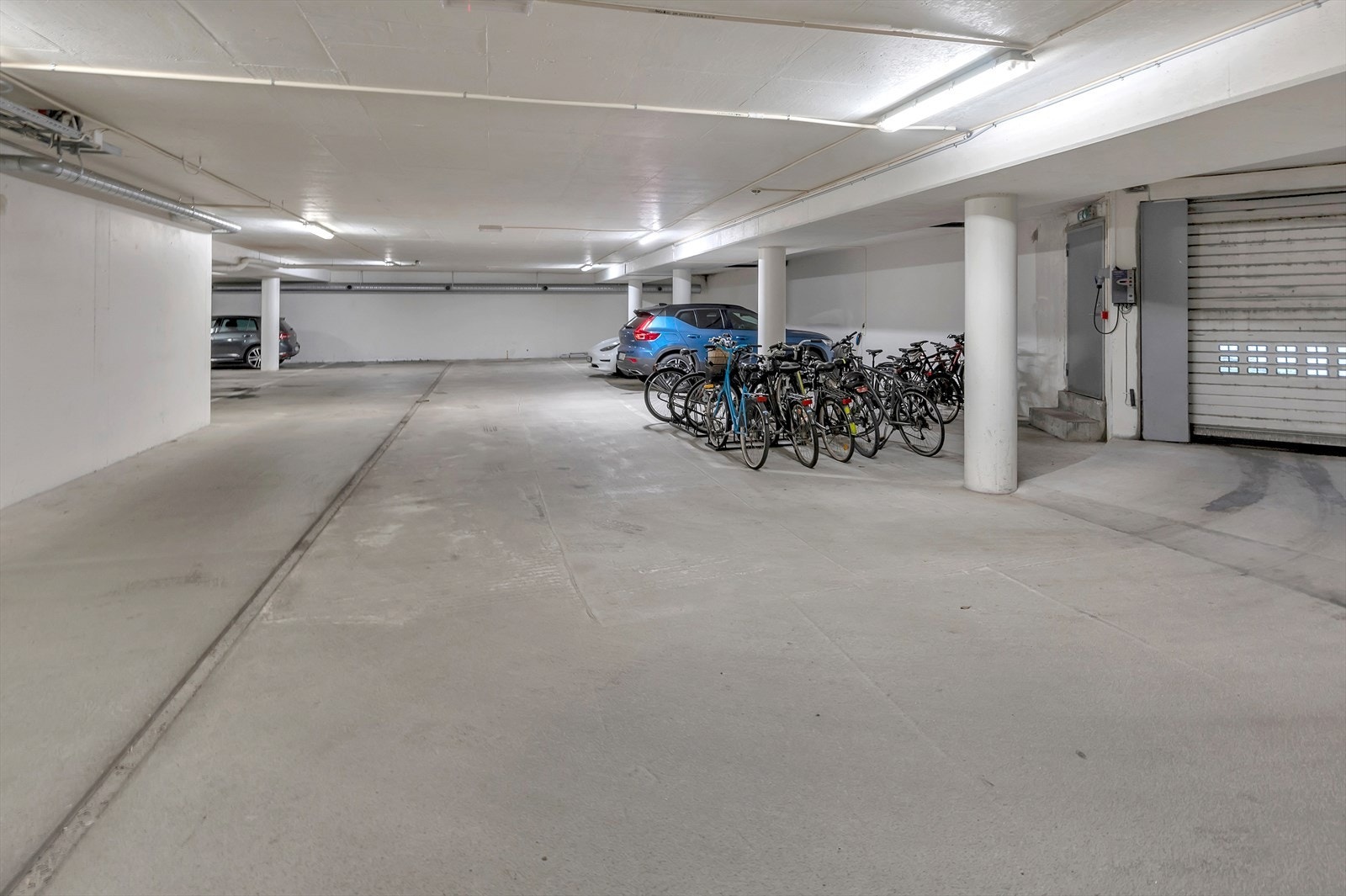 Her følger det egen biloppstillingsplass samt sportsbod Det er også godt med plass til sykkelparkering. Galleribilde