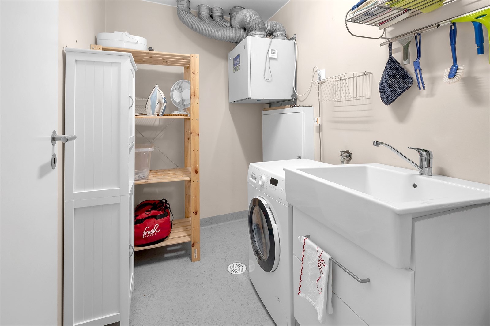 Vask/teknisk rom med ventilasjonssystem og opplegg til vaskemaskin. Galleribilde