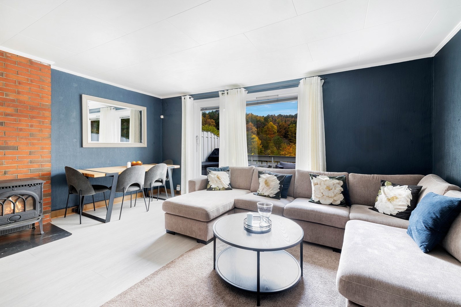 Trivelig med vedovn i stua Galleribilde