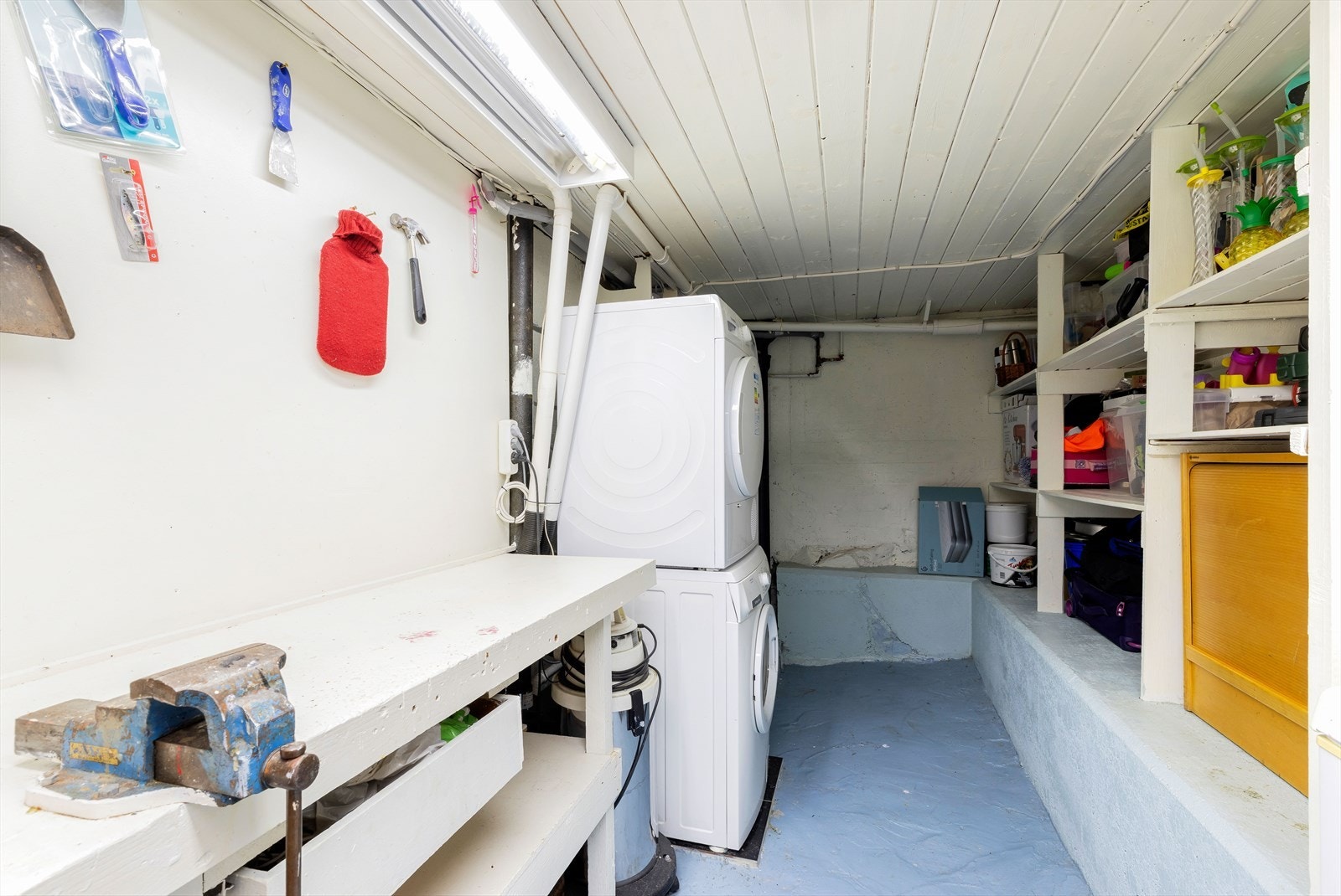 Stort lagringsrom nede Galleribilde