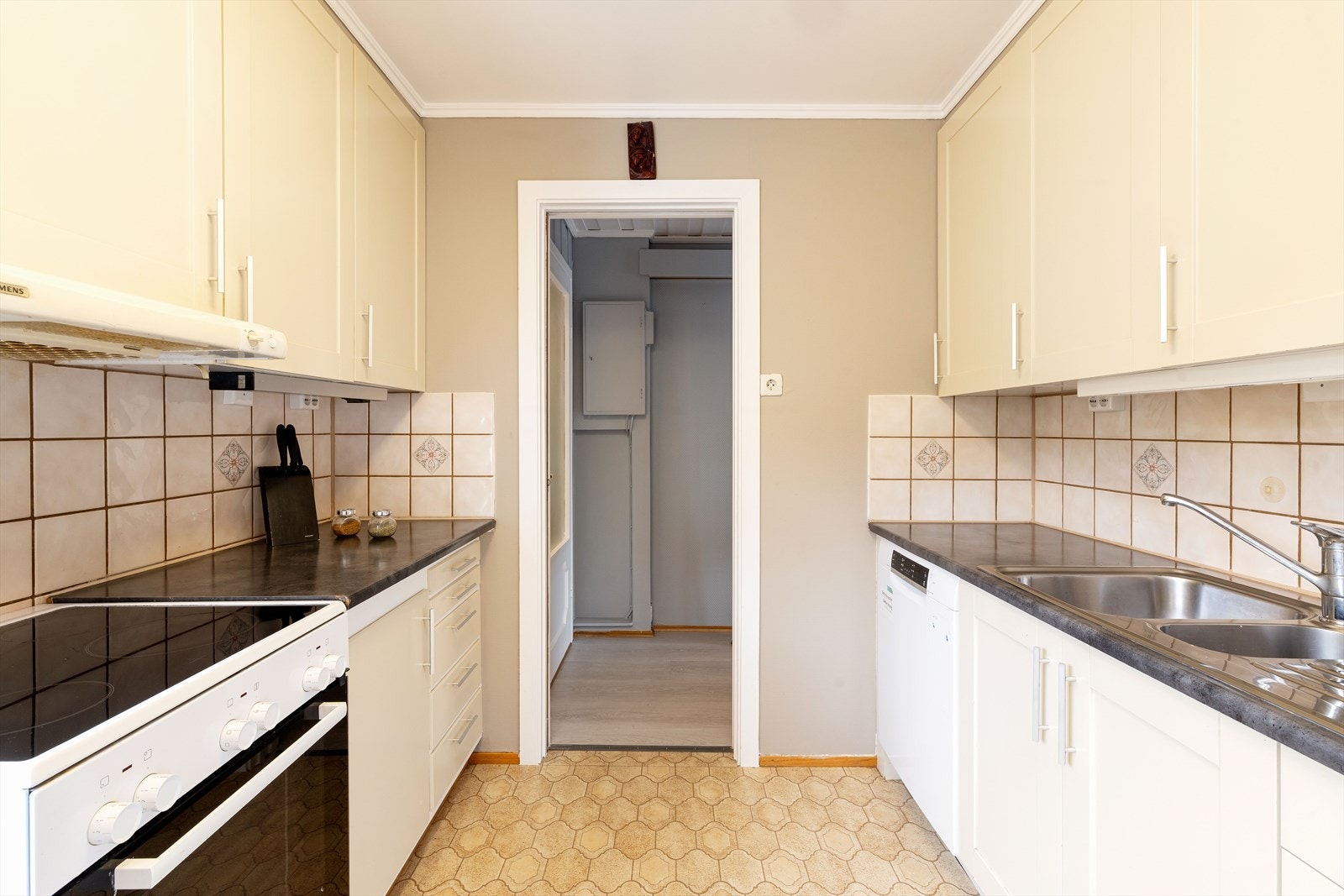 Kjøkken med god skapplass Galleribilde