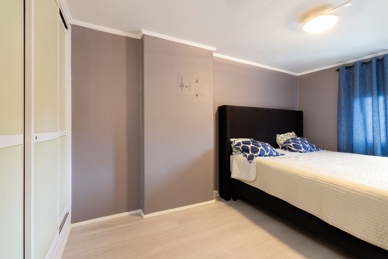 Det er skyvedørsgarderobe på hovedsoverommet Galleribilde