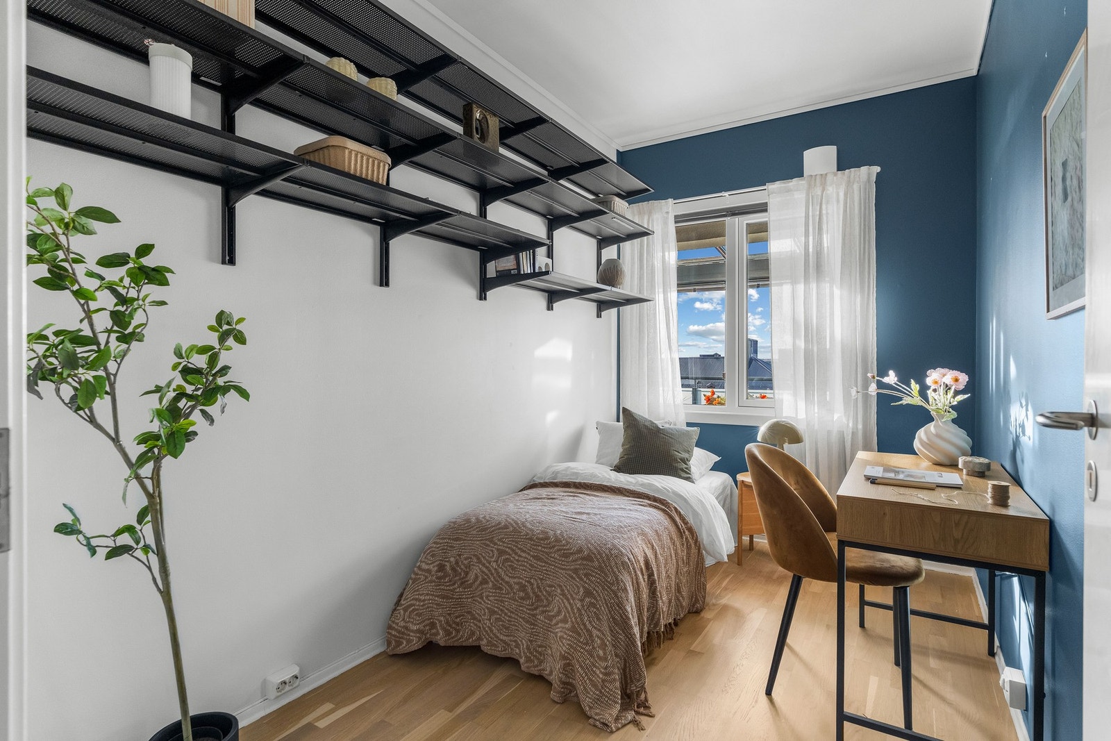 Lyst og hyggelig soverom med mange bruksmuligheter. Galleribilde