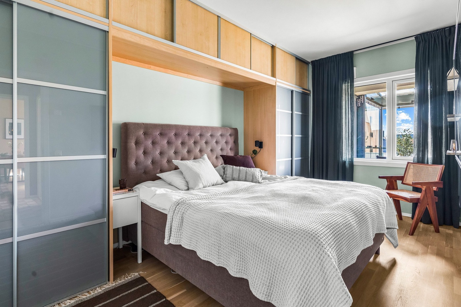 Romslig hovedsoverom med plass til dobbeltseng. Galleribilde